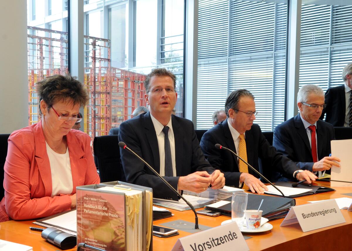 Frank-J. Weise, (2.v.re), Vorsitzender des Vorstandes der Bundesagentur für Arbeit, und Christian Rauch (re) von der Agentur, nehmen an einer Sitzung des Ausschusses des Deutschen Bundestages für Arbeit und Soziales teil. Diese wird von der Vorsitzenden des Ausschusses, Sabine Zimmermann, DIE LINKE, geleitet. Zimmermann, Sabine; Weise, Frank-Jürgen; Rauch, Christian Frank-J. Weise, (2.v.re), Vorsitzender des Vorstandes der Bundesagentur für Arbeit, und Christian Rauch (re) von der Agentur, nehmen an einer Sitzung des Ausschusses des Deutschen Bundestages für Arbeit und Soziales teil. Diese wird von der Vorsitzenden des Ausschusses, Sabine Zimmermann, DIE LINKE, geleitet.