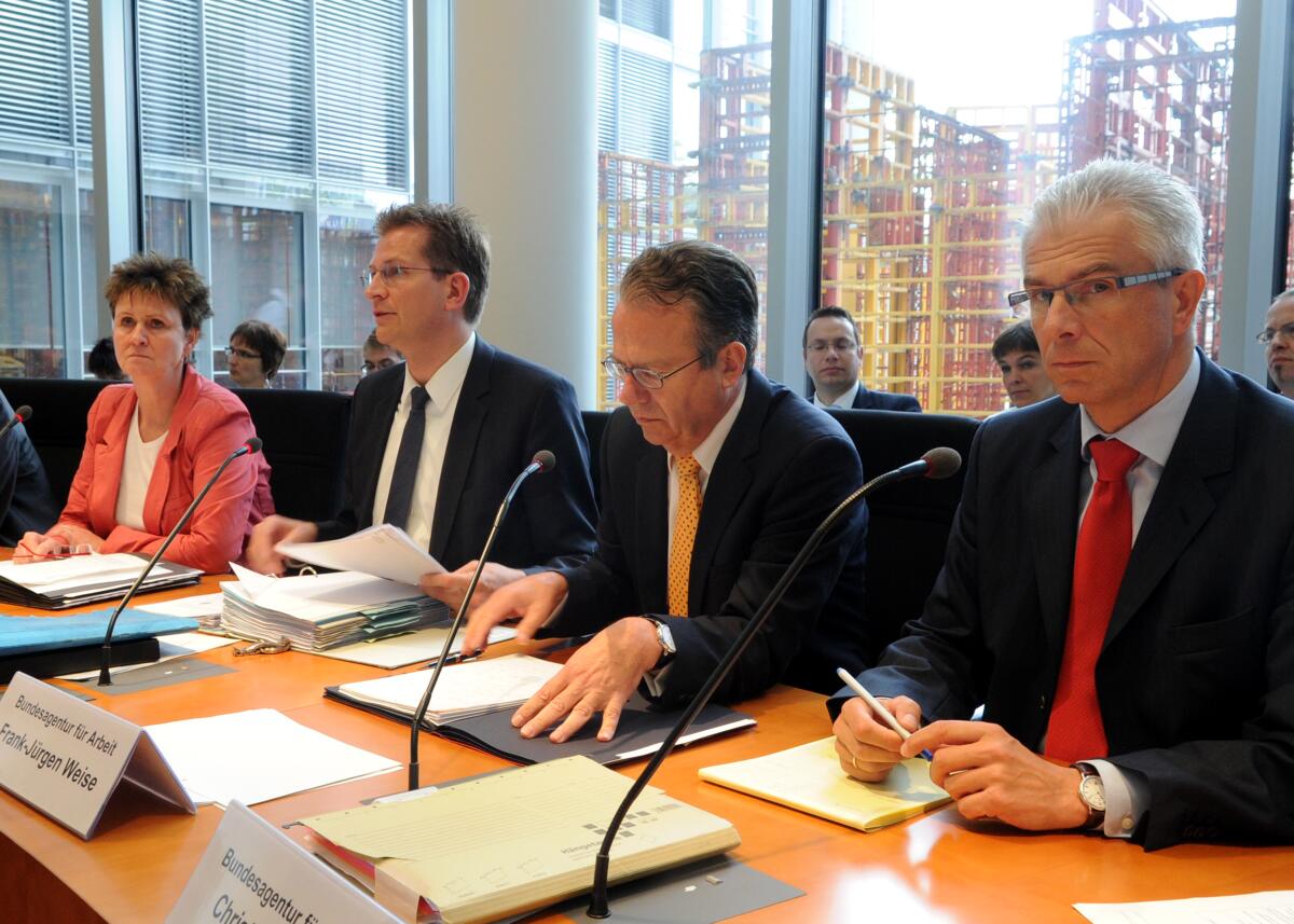 Frank-J. Weise, (2.v.re), Vorsitzender des Vorstandes der Bundesagentur für Arbeit, und Christian Rauch (re) von der Agentur, nehmen an einer Sitzung des Ausschusses des Deutschen Bundestages für Arbeit und Soziales teil. Diese wird von der Vorsitzenden des Ausschusses, Sabine Zimmermann, DIE LINKE, geleitet. Zimmermann, Sabine; Weise, Frank-Jürgen; Rauch, Christian Frank-J. Weise, (2.v.re), Vorsitzender des Vorstandes der Bundesagentur für Arbeit, und Christian Rauch (re) von der Agentur, nehmen an einer Sitzung des Ausschusses des Deutschen Bundestages für Arbeit und Soziales teil. Diese wird von der Vorsitzenden des Ausschusses, Sabine Zimmermann, DIE LINKE, geleitet.