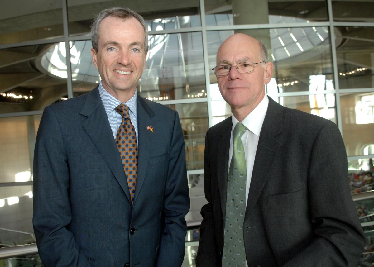 Bundestagspräsident Prof. Dr. Norbert Lammert, CDU/CSU, (re), empfängt den Botschafter der Vereinigten Staaten von Amerika, Philip D. Murphy, (li), der seinen Antrittsbesuch macht.; Plenum, Kuppel, USA. Lammert, Norbert; Murphy, Philip D. Bundestagspräsident Prof. Dr. Norbert Lammert, CDU/CSU, (re), empfängt den Botschafter der Vereinigten Staaten von Amerika, Philip D. Murphy, (li), der seinen Antrittsbesuch macht.; Plenum, Kuppel, USA.