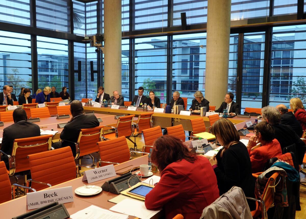 Der Ausschuss des Deutschen Bundestages für Menschenrechte und humanitäre Hilfe hat mit Beteiligung von Sachverständigen eine Öffentliche Anhörung zum Thema "UN-Friedensmissionen". Die Sitzung wird vom Ausschussvorsitzenden Tom Koenigs, Bündnis 90/Die Grünen, geleitet.; Übersicht. Der Ausschuss des Deutschen Bundestages für Menschenrechte und humanitäre Hilfe hat mit Beteiligung von Sachverständigen eine Öffentliche Anhörung zum Thema "UN-Friedensmissionen". Die Sitzung wird vom Ausschussvorsitzenden Tom Koenigs, Bündnis 90/Die Grünen, geleitet.; Übersicht.