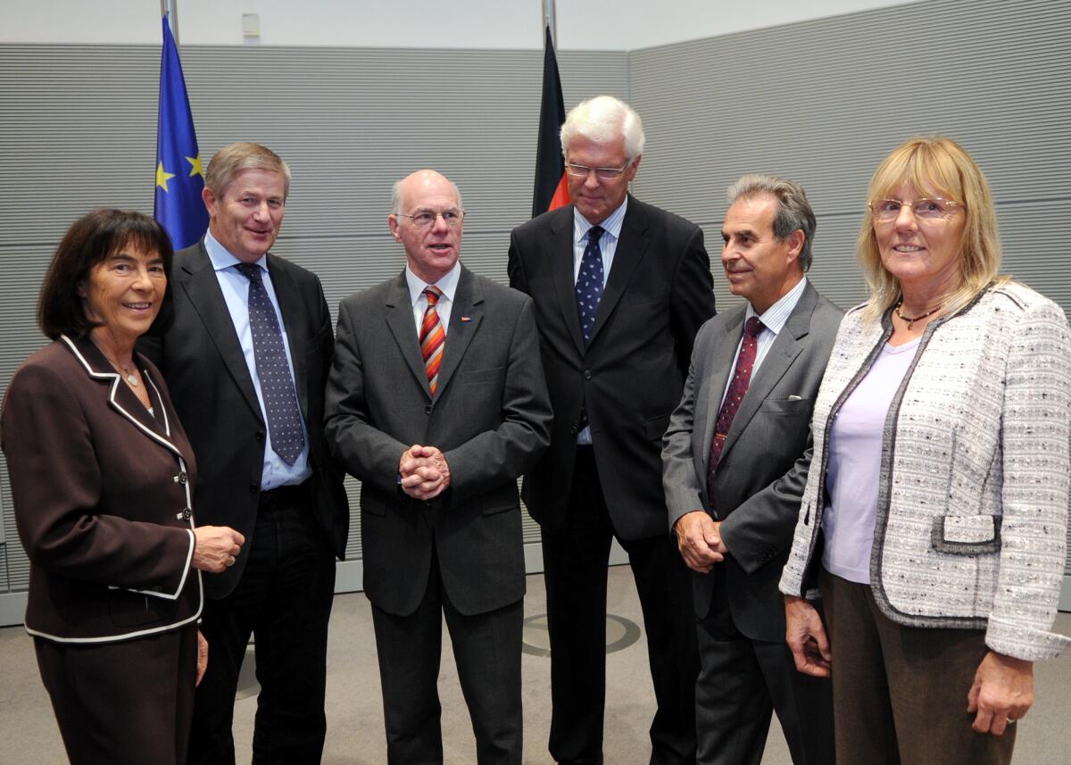Bundestagspräsident Prof. Dr. Norbert Lammert, (4.v.re), CDU/CSU, empfängt Mitglieder der Vereinigung ehemaliger Mitglieder des Deutschen Bundestages und des Europäischen Parlaments e. V., zu einem Gespräch. V.li.: Ingrid Matthäus-Maier, Präsidentin der Vereinigung, Dr. Wolfgang Weng, Dr. Peter Paziorek, Clemens Schwalbe, Geschäftsführer, und Dr. Elisabeth Altmann.; Fahne, Fahnen, Geste. Lammert, Norbert; Matthäus-Maier, Ingrid; Altmann, Elisabeth; Paziorek, Peter; Weng, Wolfgang; Schwalbe, Clemens Bundestagspräsident Prof. Dr. Norbert Lammert, (4.v.re), CDU/CSU, empfängt Mitglieder der Vereinigung ehemaliger Mitglieder des Deutschen Bundestages und des Europäischen Parlaments e. V., zu einem Gespräch. V.li.: Ingrid Matthäus-Maier, Präsidentin der Vereinigung, Dr. Wolfgang Weng, Dr. Peter Paziorek, Clemens Schwalbe, Geschäftsführer, und Dr. Elisabeth Altmann.; Fahne, Fahnen, Geste.