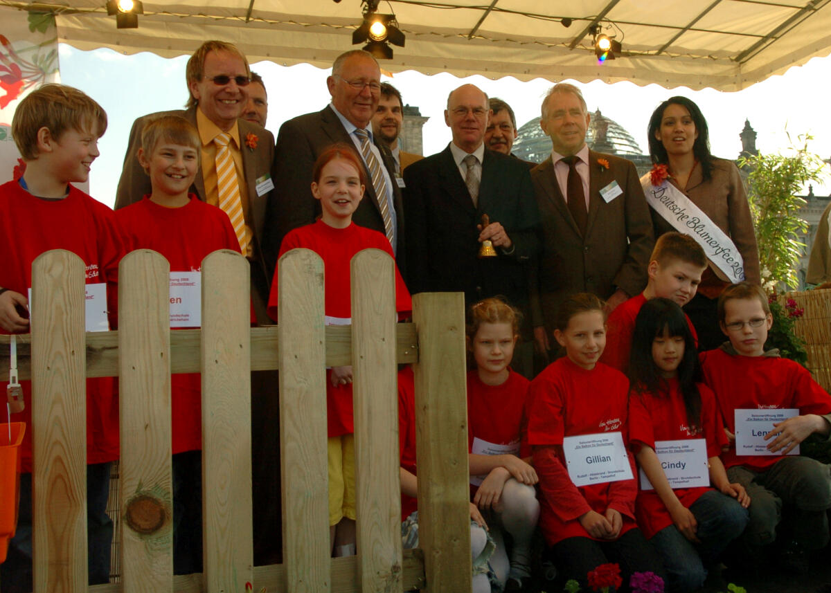 Lammert, Norbert Bundestagpräsident Prof. Dr. Norbert Lammert, CDU/CSU, (mitte) nimmt an der Saisoneröffnung 2008 "Ein Balkon für Deutschland" des Zentralverbandes Gartenbau e. V. (ZVG) teil.