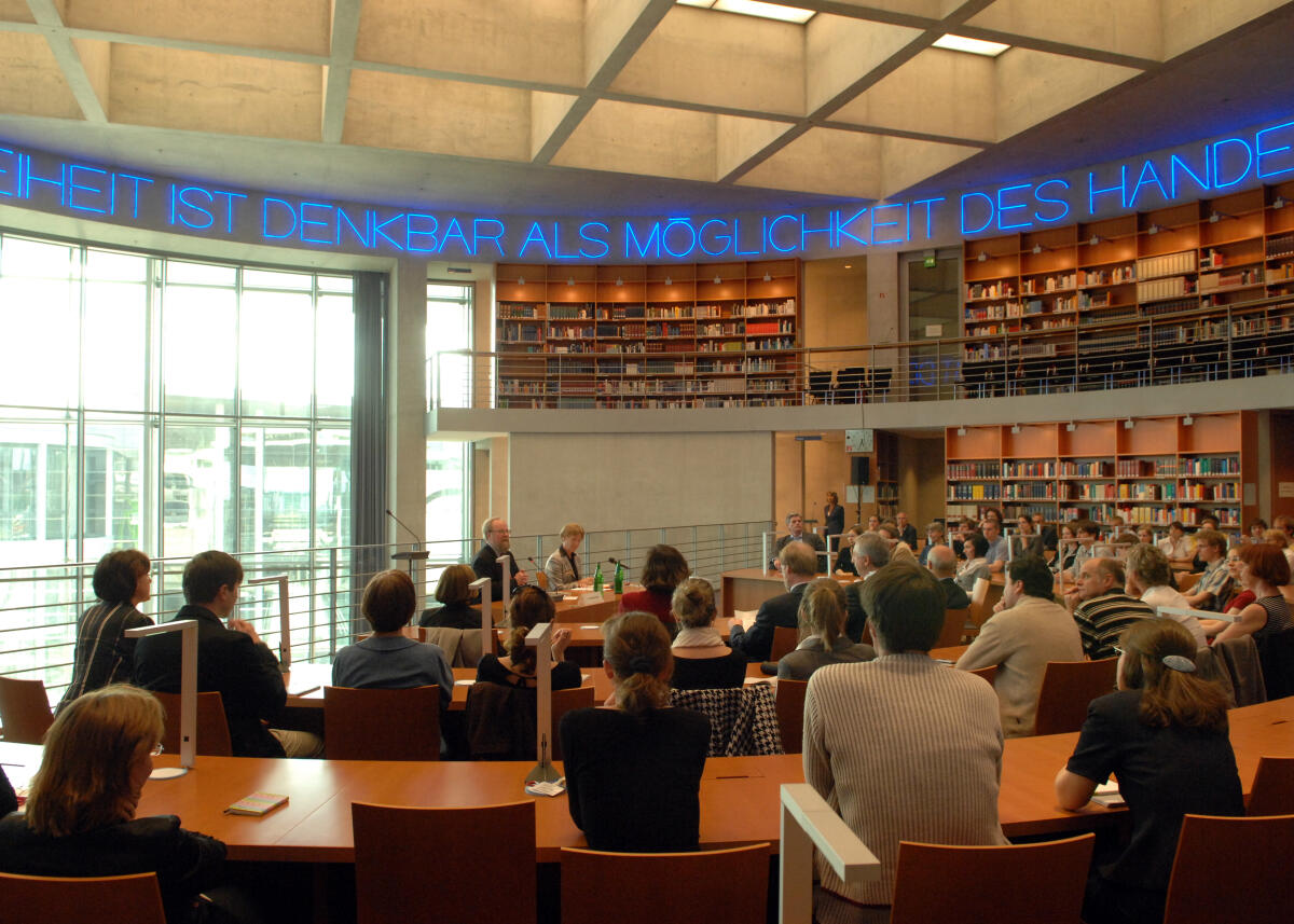 Thierse, Wolfgang; Mommsen, Margareta Bundestagsvizepräsident Dr. h. c. Wolfgang Thierse, SPD, begrüßt und moderiert im Lesesaal der Bibliothek des Deutschen Bundestages die Lesung von Prof. Dr. Margareta Mommsen aus ihrem Buch "Das System Putin".; Autorenlesung, Bibliothekslesesaal, Übersicht.
