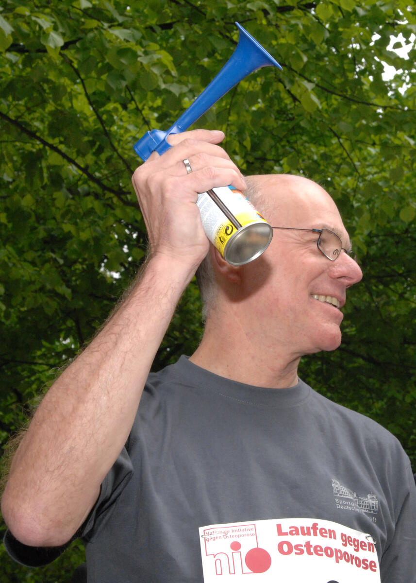 Bundestagspräsident Prof. Dr. Norbert Lammert, CDU/CSU, gibt den Startschuß zum 9. Berliner Bundestagslauf und läuft selbst die 3.600 m lange Strecke im Tiergarten mit. Die Sportveranstaltung der Sportgemeinschaft Deutscher Bundestag e. V. steht unter dem Motto "Laufen gegen Osteoporose". Es nehmen auch Bundespräsident Horst Köhler und eine Vielzahl von Mitarbeitern des Bundestages, der Fraktionen, der Bundes- und Landesbehörden, der Botschaften, Verbänden sowie Abgeordnete des Deutschen Bundestages teil. Lammert, Norbert Bundestagspräsident Prof. Dr. Norbert Lammert, CDU/CSU, gibt den Startschuß zum 9. Berliner Bundestagslauf und läuft selbst die 3.600 m lange Strecke im Tiergarten mit. Die Sportveranstaltung der Sportgemeinschaft Deutscher Bundestag e. V. steht unter dem Motto "Laufen gegen Osteoporose". Es nehmen auch Bundespräsident Horst Köhler und eine Vielzahl von Mitarbeitern des Bundestages, der Fraktionen, der Bundes- und Landesbehörden, der Botschaften, Verbänden sowie Abgeordnete des Deutschen Bundestages teil.