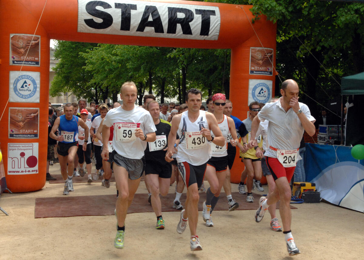 Bundestagspräsident Prof. Dr. Norbert Lammert, CDU/CSU, gibt den Startschuß zum 9. Berliner Bundestagslauf und läuft selbst die 3.600 m lange Strecke im Tiergarten mit. Die Sportveranstaltung der Sportgemeinschaft Deutscher Bundestag e. V. steht unter dem Motto "Laufen gegen Osteoporose". Es nehmen auch Bundespräsident Horst Köhler und eine Vielzahl von Mitarbeitern des Bundestages, der Fraktionen, der Bundes- und Landesbehörden, der Botschaften, Verbänden sowie Abgeordnete des Deutschen Bundestages teil. Bundestagspräsident Prof. Dr. Norbert Lammert, CDU/CSU, gibt den Startschuß zum 9. Berliner Bundestagslauf und läuft selbst die 3.600 m lange Strecke im Tiergarten mit. Die Sportveranstaltung der Sportgemeinschaft Deutscher Bundestag e. V. steht unter dem Motto "Laufen gegen Osteoporose". Es nehmen auch Bundespräsident Horst Köhler und eine Vielzahl von Mitarbeitern des Bundestages, der Fraktionen, der Bundes- und Landesbehörden, der Botschaften, Verbänden sowie Abgeordnete des Deutschen Bundestages teil.