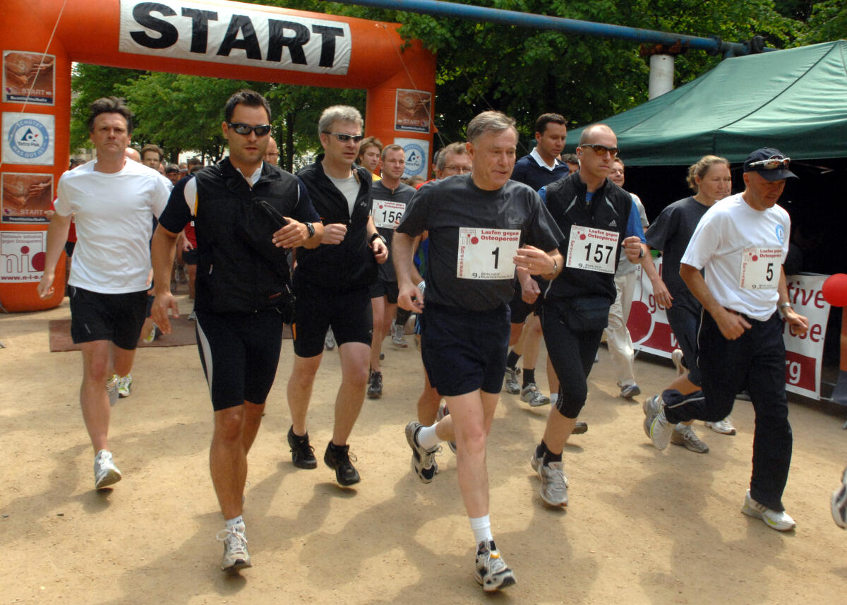 Bundestagspräsident Prof. Dr. Norbert Lammert, CDU/CSU, gibt den Startschuß zum 9. Berliner Bundestagslauf und läuft selbst die 3.600 m lange Strecke im Tiergarten mit. Die Sportveranstaltung der Sportgemeinschaft Deutscher Bundestag e. V. steht unter dem Motto "Laufen gegen Osteoporose". Es nehmen auch Bundespräsident Horst Köhler, (3.v.re.), und eine Vielzahl von Mitarbeitern des Bundestages, der Fraktionen, der Bundes- und Landesbehörden, der Botschaften, Verbänden sowie Abgeordnete des Deutschen Bundestages teil. Köhler, Horst Bundestagspräsident Prof. Dr. Norbert Lammert, CDU/CSU, gibt den Startschuß zum 9. Berliner Bundestagslauf und läuft selbst die 3.600 m lange Strecke im Tiergarten mit. Die Sportveranstaltung der Sportgemeinschaft Deutscher Bundestag e. V. steht unter dem Motto "Laufen gegen Osteoporose". Es nehmen auch Bundespräsident Horst Köhler, (3.v.re.), und eine Vielzahl von Mitarbeitern des Bundestages, der Fraktionen, der Bundes- und Landesbehörden, der Botschaften, Verbänden sowie Abgeordnete des Deutschen Bundestages teil.