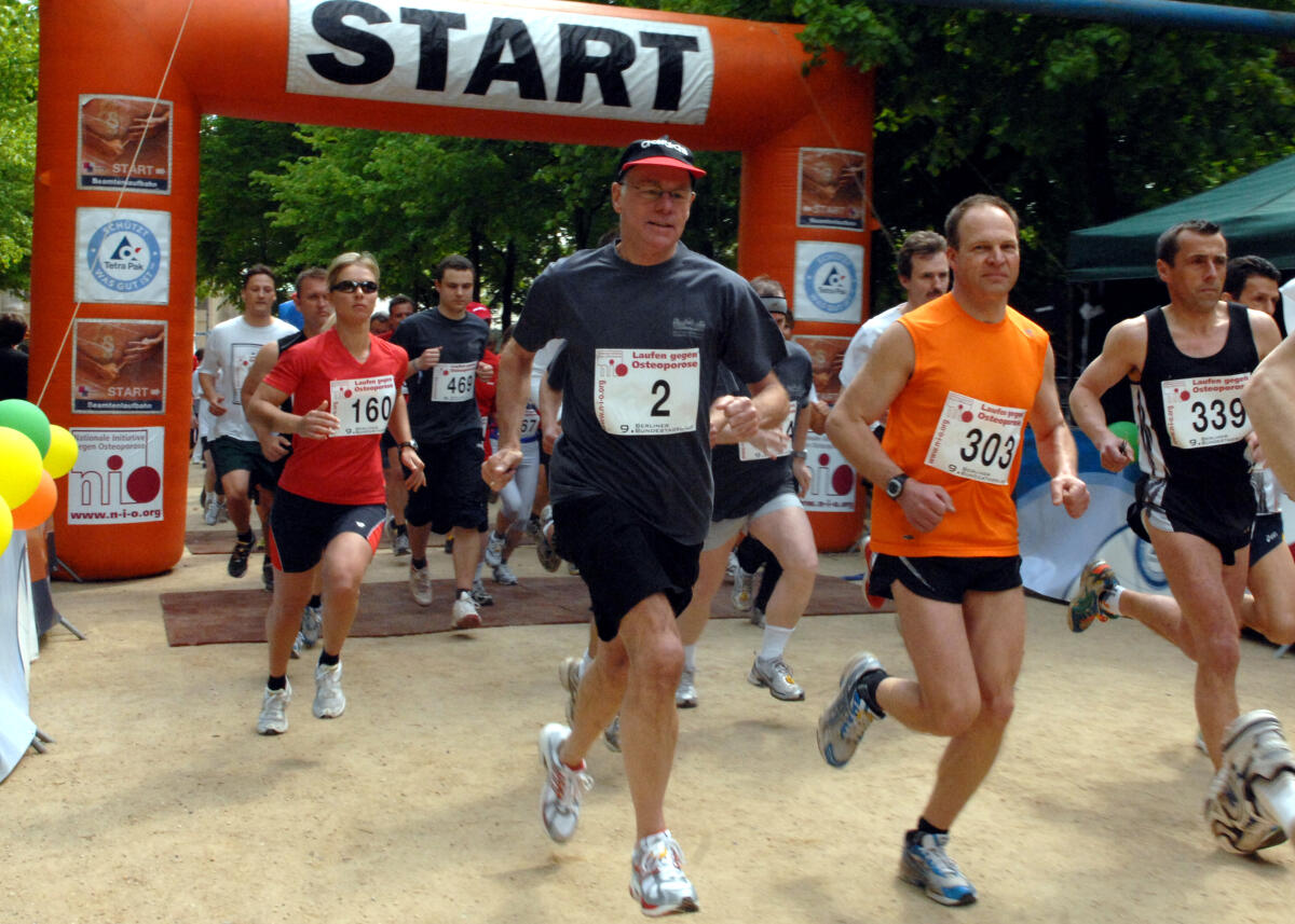 Bundestagspräsident Prof. Dr. Norbert Lammert, CDU/CSU, gibt den Startschuß zum 9. Berliner Bundestagslauf und läuft selbst die 3.600 m lange Strecke im Tiergarten mit, (mitte). Die Sportveranstaltung der Sportgemeinschaft Deutscher Bundestag e. V. steht unter dem Motto "Laufen gegen Osteoporose". Es nehmen auch Bundespräsident Horst Köhler und eine Vielzahl von Mitarbeitern des Bundestages, der Fraktionen, der Bundes- und Landesbehörden, der Botschaften, Verbänden sowie Abgeordnete des Deutschen Bundestages teil. Lammert, Norbert Bundestagspräsident Prof. Dr. Norbert Lammert, CDU/CSU, gibt den Startschuß zum 9. Berliner Bundestagslauf und läuft selbst die 3.600 m lange Strecke im Tiergarten mit, (mitte). Die Sportveranstaltung der Sportgemeinschaft Deutscher Bundestag e. V. steht unter dem Motto "Laufen gegen Osteoporose". Es nehmen auch Bundespräsident Horst Köhler und eine Vielzahl von Mitarbeitern des Bundestages, der Fraktionen, der Bundes- und Landesbehörden, der Botschaften, Verbänden sowie Abgeordnete des Deutschen Bundestages teil.
