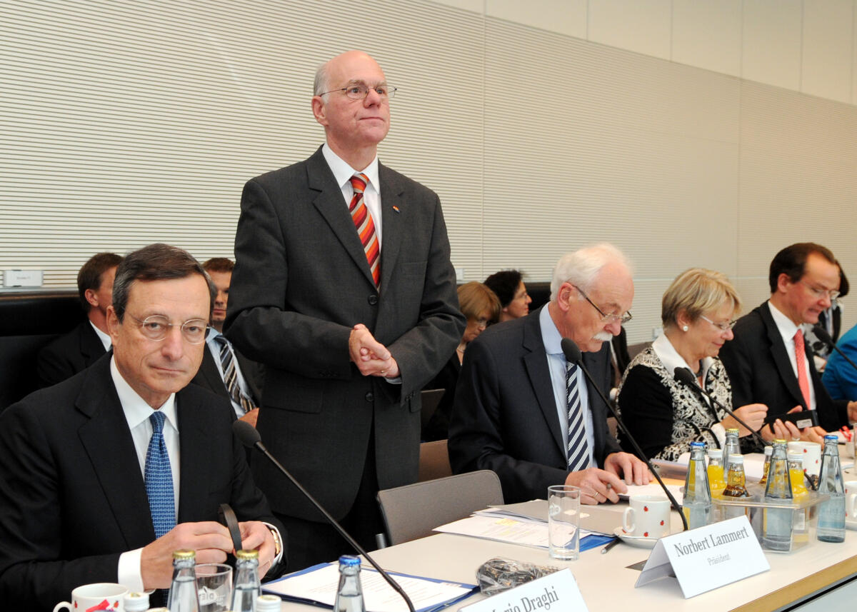 Bundestagspräsident Dr. Norbert Lammert, CDU/CSU, MdB und EZB-Präsident Professor Mario Draghi am Mittwoch, 24. Oktober 2012 vor Mitgliedern des Haushaltsausschusses, des Finanzausschusses und des Ausschusses für Angelegenheiten der Europäischen Union sowie weiteren Bundestagsabgeordneten im Reichstagsgebäude. Lammert, Norbert Bundestagspräsident Dr. Norbert Lammert, CDU/CSU, MdB und EZB-Präsident Professor Mario Draghi am Mittwoch, 24. Oktober 2012 vor Mitgliedern des Haushaltsausschusses, des Finanzausschusses und des Ausschusses für Angelegenheiten der Europäischen Union sowie weiteren Bundestagsabgeordneten im Reichstagsgebäude.