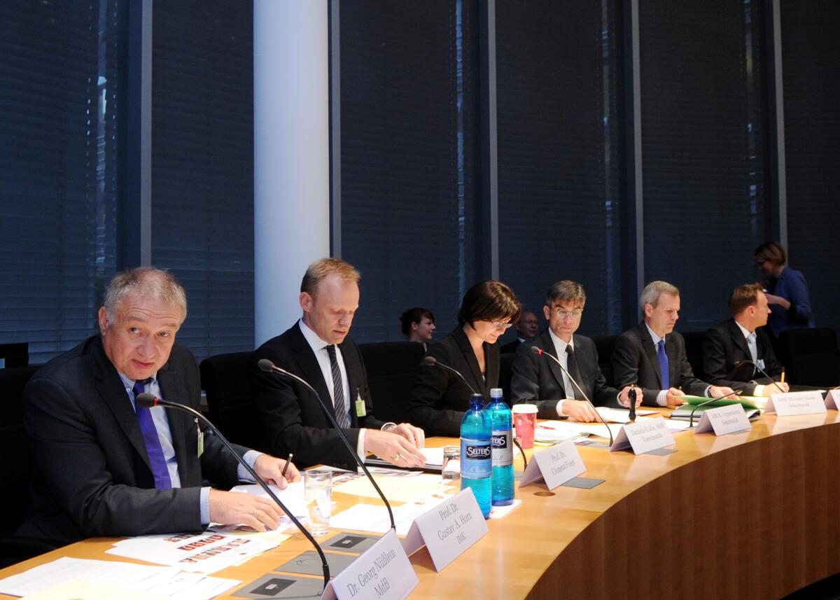 Kolbe, Daniela; Fuest, Clemens; Horn, Gustav A. Daniela Kolbe, (3.v.li), SPD, Vorsitzende der Enquete-Kommission Wachstum, Wohlstand, Lebensqualität, leitet  mit Beteiligung der Gäste Prof. Dr. Clemens Fuest, (2.v.li), Said Business School University of Oxford, und Prof. Dr. Gustav A. Horn, (li), Institut für Makroökonomie und Konjunkturforschung (IMK), die gleichnamige Enquete-Kommission des Deutschen Bundestages.; Übersicht.
