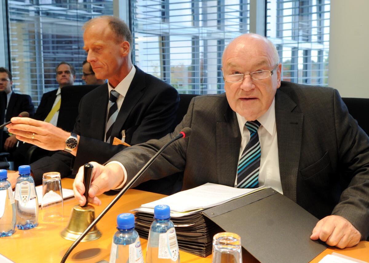 Hinsken, Ernst; Enders, Tom Tom Enders, (li), Vorstandsvorsitzender des Luftfahrt- und Rüstungskonzerns EADS, ist zu Gast im Ausschuss des Deutschen Bundestages für Wirtschaft und Technologie. Die Sitzung, an der u.a. Staatssekretär Hans-Joachim Otto, FDP,  und Wolfgang Tiefensee, SPD, Mitglied Deutscher Bundestag, teilnehmen, wird von Ernst Hinsken, (re), CDU/CSU, Vorsitzender des Bundestagsausschusses, geleitet.