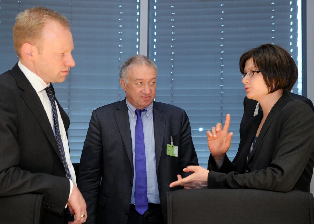 Daniela Kolbe, (re), SPD, Vorsitzende der Enquete-Kommission Wachstum, Wohlstand, Lebensqualität, leitet mit Beteiligung der Gäste Prof. Dr. Clemens Fuest, (li), Said Business School University of Oxford, und Prof. Dr. Gustav A. Horn, (mitte), Institut für Makroökonomie und Konjunkturforschung (IMK), die gleichnamige Enquete-Kommission des Deutschen Bundestages.; Geste. Kolbe, Daniela; Fuest, Clemens; Horn, Gustav A. Daniela Kolbe, (re), SPD, Vorsitzende der Enquete-Kommission Wachstum, Wohlstand, Lebensqualität, leitet mit Beteiligung der Gäste Prof. Dr. Clemens Fuest, (li), Said Business School University of Oxford, und Prof. Dr. Gustav A. Horn, (mitte), Institut für Makroökonomie und Konjunkturforschung (IMK), die gleichnamige Enquete-Kommission des Deutschen Bundestages.; Geste.