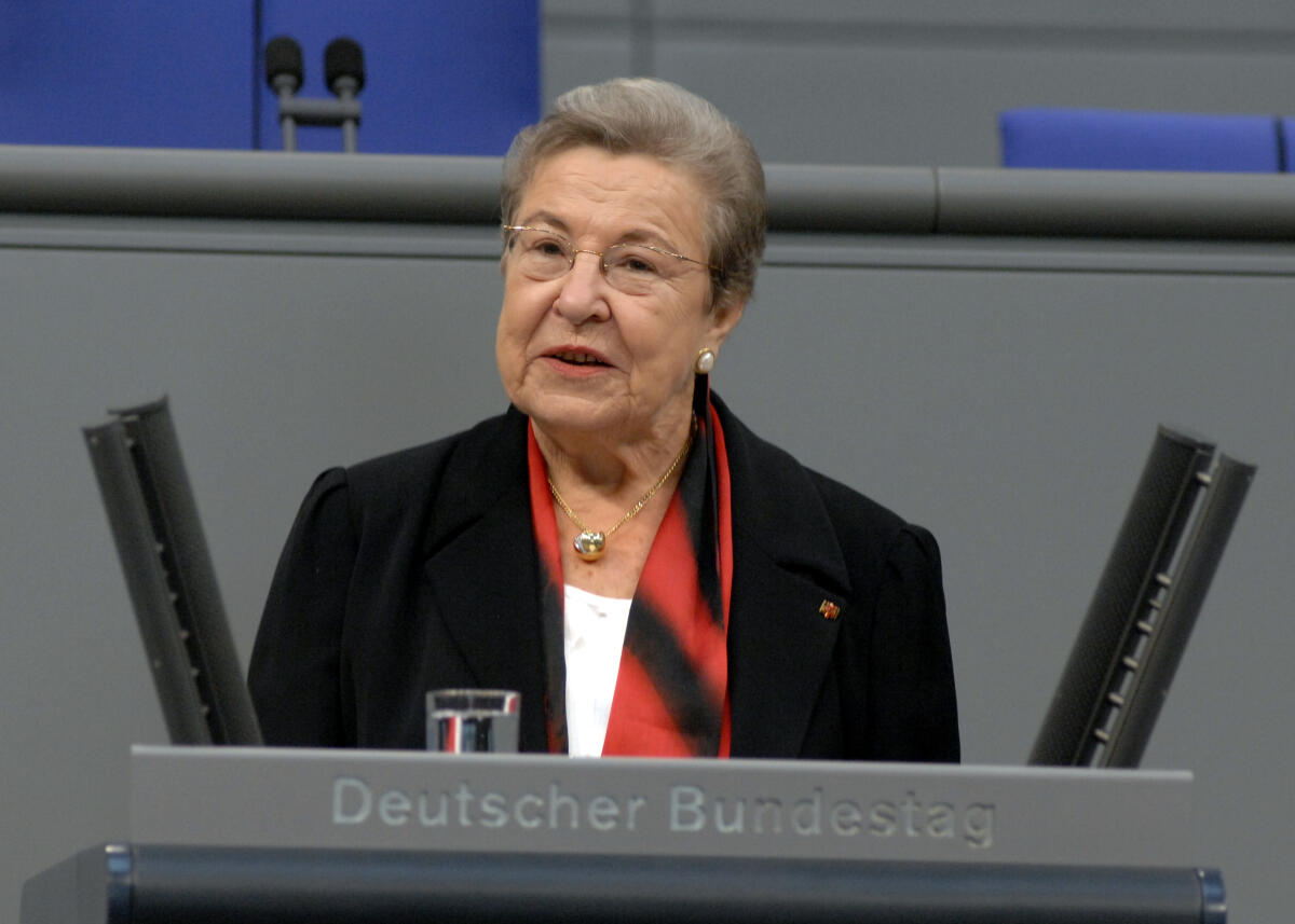Lehr, Ursula Festveranstaltung 30 Jahre ehemaliger Mitglieder des Deutschen Bundestages und des Europäischen Parlaments e. V.  im Plenarsaal des Deutschen Bundestages im Reichtagsgebäude. Hier die Präsidentin der Vereinigung, Prof. Dr. Dr. h. c. Ursula Lehr, bei ihrer Ansprache.; Rednerpult.
