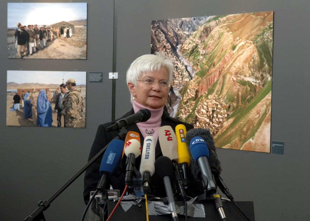 Bundestagsvizepräsidentin Gerda Hasselfeldt, CDU/CSU, eröffnet die Ausstellung "Die Bundeswehr im Einsatz für den Frieden: Bilder aus Afghanistan". Der Fotojournalist Helmut R. Schulze hat einzigartige Fotos von Afghanistan gemacht, die einen Einblick in die faszinierende Landschaft und Menschen zeigt, die Jahrzehnte lang Krieg und Bürgerkrieg erlitten haben. Hasselfeldt, Gerda Bundestagsvizepräsidentin Gerda Hasselfeldt, CDU/CSU, eröffnet die Ausstellung "Die Bundeswehr im Einsatz für den Frieden: Bilder aus Afghanistan". Der Fotojournalist Helmut R. Schulze hat einzigartige Fotos von Afghanistan gemacht, die einen Einblick in die faszinierende Landschaft und Menschen zeigt, die Jahrzehnte lang Krieg und Bürgerkrieg erlitten haben.