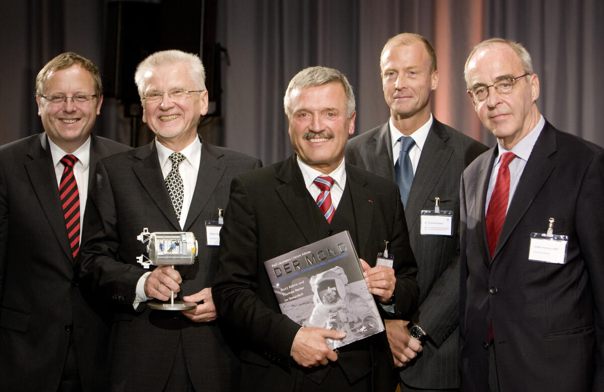 Grasedieck, Dieter; Woerner, Johann-Dietrich; Kröning, Volker; Enders, Thomas; Rossmanith, Kurt Ausstellung der fraktionsübergreifenden Parlamentsgruppe Luft und Raumfahrt zum Thema: Bildung, Wissenschaft und Forschung am Beispiel von Luft- und Raumfahrt; vlnr.: Johann-Dietrich WOERNER , Dieter GRASEDIECK , MdB , Kurt J. Rossmanith , Thomas ENDERS , Volker KROENING