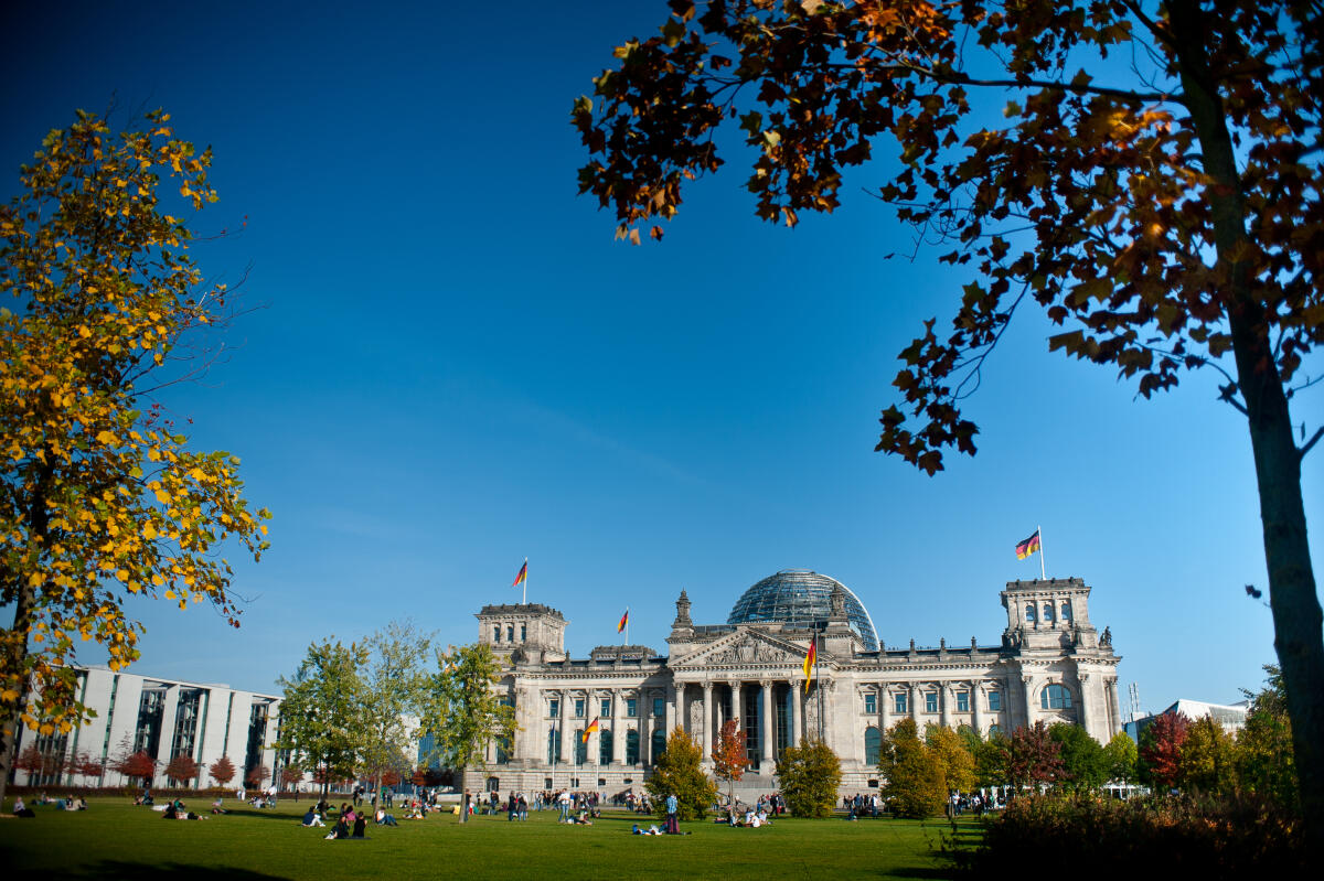 Besucher auf dem Platz der Republik vor dem Reichstagsgebäude.; Westseite, Westansicht, Westportal, Kuppel, Menschen, Personen, Gäste, Besuchergruppe, Herbst, Laub, Blätter Besucher auf dem Platz der Republik vor dem Reichstagsgebäude.; Westseite, Westansicht, Westportal, Kuppel, Menschen, Personen, Gäste, Besuchergruppe, Herbst, Laub, Blätter