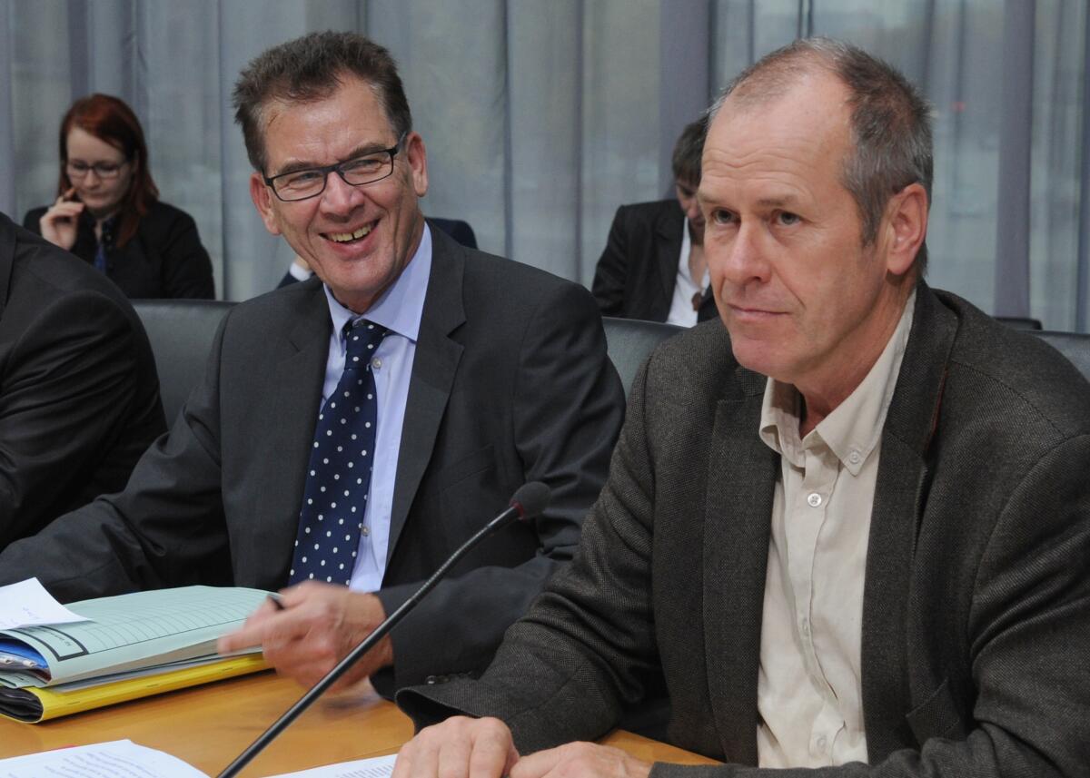 Der Ausschuss des Deutschen Bundestages für Ernährung, Landwirtschaft und Verbraucherschutz hat unter der Leitung von Friedrich Ostendorff, (re), Bündnis 90/Die Grünen, und mit Beteiligung von Sachverständigen eine Öffentliche Anhörung zum Thema "Gemeinsame Agrarpolitik" (GAP-Reform). An der Sitzung nimmt auch der Parlamentarische Staatssekretär Dr. Gerd Müller, (li), CDU/CSU, teil. Ostendorff, Friedrich; Müller, Gerd Der Ausschuss des Deutschen Bundestages für Ernährung, Landwirtschaft und Verbraucherschutz hat unter der Leitung von Friedrich Ostendorff, (re), Bündnis 90/Die Grünen, und mit Beteiligung von Sachverständigen eine Öffentliche Anhörung zum Thema "Gemeinsame Agrarpolitik" (GAP-Reform). An der Sitzung nimmt auch der Parlamentarische Staatssekretär Dr. Gerd Müller, (li), CDU/CSU, teil.