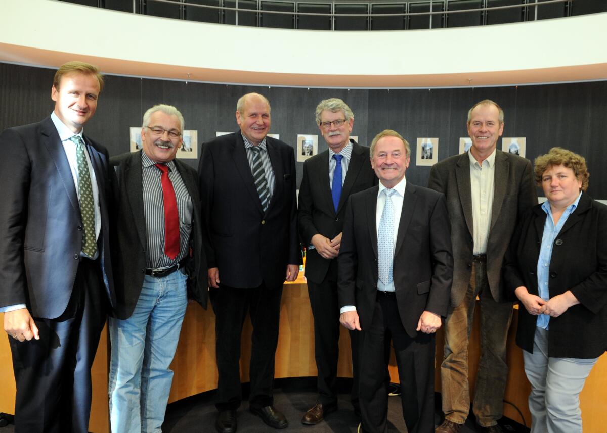 Kurt Henning Klamroth, (3.v.li), Präsident vom Deutschen Bauernbund e. V. (DBB) hat beim Ausschuss des Deutschen Bundestages für Ernährung, Landwirtschaft und Verbraucherschutz zum Thema "GAP Reform" ein Berichterstattergespräch. Dieses wird vom Vorsitzenden des Ausschusses, Hans-Michael Goldmann, (4.v.li), FDP, geleitet. Daran nehmen die Mitglieder des Bundestages und des Ausschusses, (v.li.) Hans-Georg von der Marwitz, CDU/CSU, Dr. Wilhelm Priesmeier, SPD, Dr. Edmund Peter Geisen, FDP, Friedrich Ostendorff, Bündnis 90/Die Grünen, und Dr. Kirsten Tackmann, DIE LINKE, teil. Goldmann, Hans-Michael; Klamroth, Kurt Henning; Priesmeier, Wilhelm; Geisen, Edmund Peter; Ostendorff, Friedrich; Tackmann, Kirsten; Marwitz, Hans-Georg von der Kurt Henning Klamroth, (3.v.li), Präsident vom Deutschen Bauernbund e. V. (DBB) hat beim Ausschuss des Deutschen Bundestages für Ernährung, Landwirtschaft und Verbraucherschutz zum Thema "GAP Reform" ein Berichterstattergespräch. Dieses wird vom Vorsitzenden des Ausschusses, Hans-Michael Goldmann, (4.v.li), FDP, geleitet. Daran nehmen die Mitglieder des Bundestages und des Ausschusses, (v.li.) Hans-Georg von der Marwitz, CDU/CSU, Dr. Wilhelm Priesmeier, SPD, Dr. Edmund Peter Geisen, FDP, Friedrich Ostendorff, Bündnis 90/Die Grünen, und Dr. Kirsten Tackmann, DIE LINKE, teil.