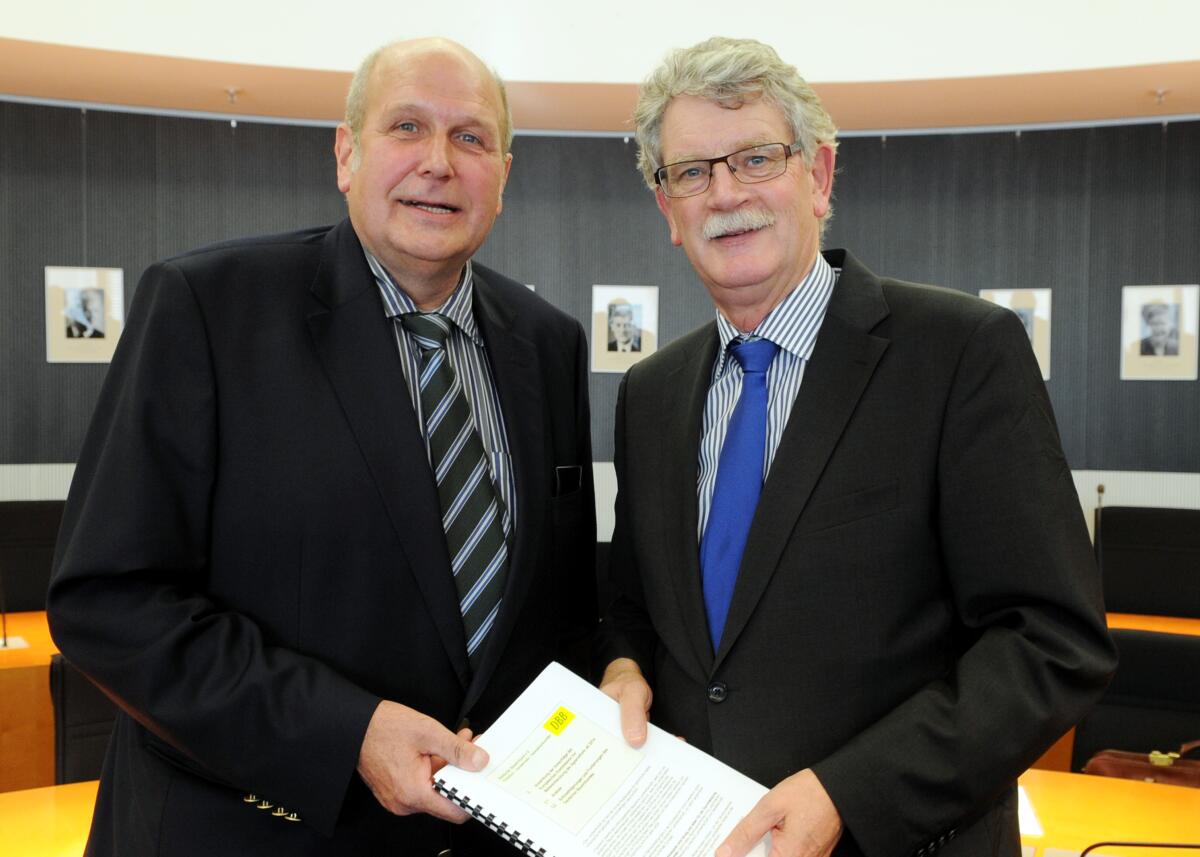 Kurt Henning Klamroth, (li), Präsident vom Deutschen Bauernbund e. V. (DBB) hat beim Ausschuss des Deutschen Bundestages für Ernährung, Landwirtschaft und Verbraucherschutz zum Thema "GAP Reform" ein Berichterstattergespräch. Dieses wird vom Vorsitzenden des Ausschusses, Hans-Michael Goldmann, (re), FDP, geleitet. Daran nehmen die Mitglieder des Bundestages und des Ausschusses, Hans-Georg von der Marwitz, CDU/CSU, Dr. Wilhelm Priesmeier, SPD, Dr. Edmund Peter Geisen, FDP, Friedrich Ostendorff, Bündnis 90/Die Grünen, und Dr. Kirsten Tackmann, DIE LINKE, teil. Goldmann, Hans-Michael; Klamroth, Kurt Henning Kurt Henning Klamroth, (li), Präsident vom Deutschen Bauernbund e. V. (DBB) hat beim Ausschuss des Deutschen Bundestages für Ernährung, Landwirtschaft und Verbraucherschutz zum Thema "GAP Reform" ein Berichterstattergespräch. Dieses wird vom Vorsitzenden des Ausschusses, Hans-Michael Goldmann, (re), FDP, geleitet. Daran nehmen die Mitglieder des Bundestages und des Ausschusses, Hans-Georg von der Marwitz, CDU/CSU, Dr. Wilhelm Priesmeier, SPD, Dr. Edmund Peter Geisen, FDP, Friedrich Ostendorff, Bündnis 90/Die Grünen, und Dr. Kirsten Tackmann, DIE LINKE, teil.