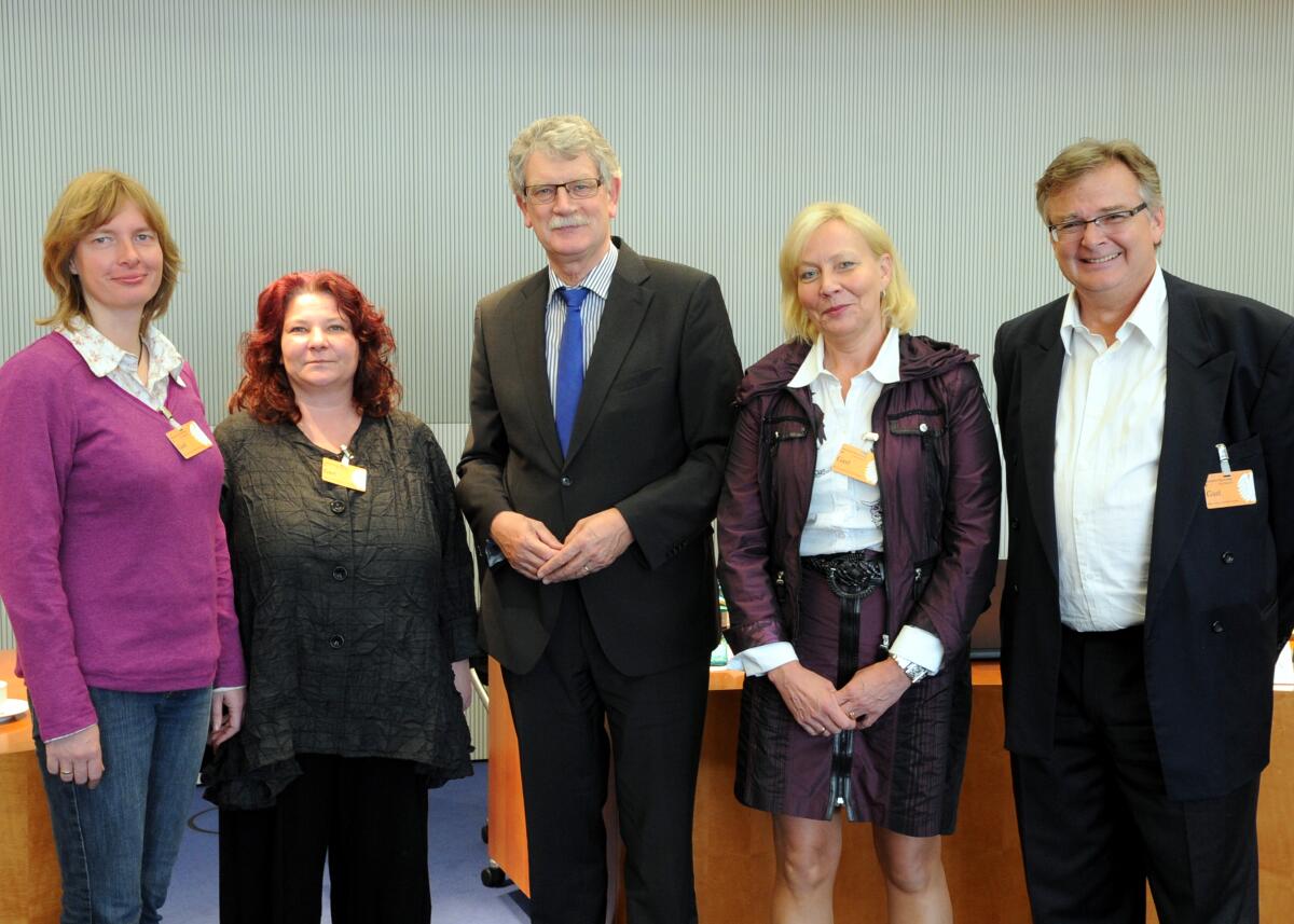 Goldmann, Hans-Michael Mitglieder des Vereins für Artgerechte TierGesundheit e. V. sind zu einem Berichterstattergespräch zu Gast im Ausschuss des Deutschen Bundestages für Ernährung, Landwirtschaft und Verbraucherschutz. Dieses wird vom Vorsitzenden des Ausschusses, Hans-Michael Goldmann, (mitte), FDP, geleitet.