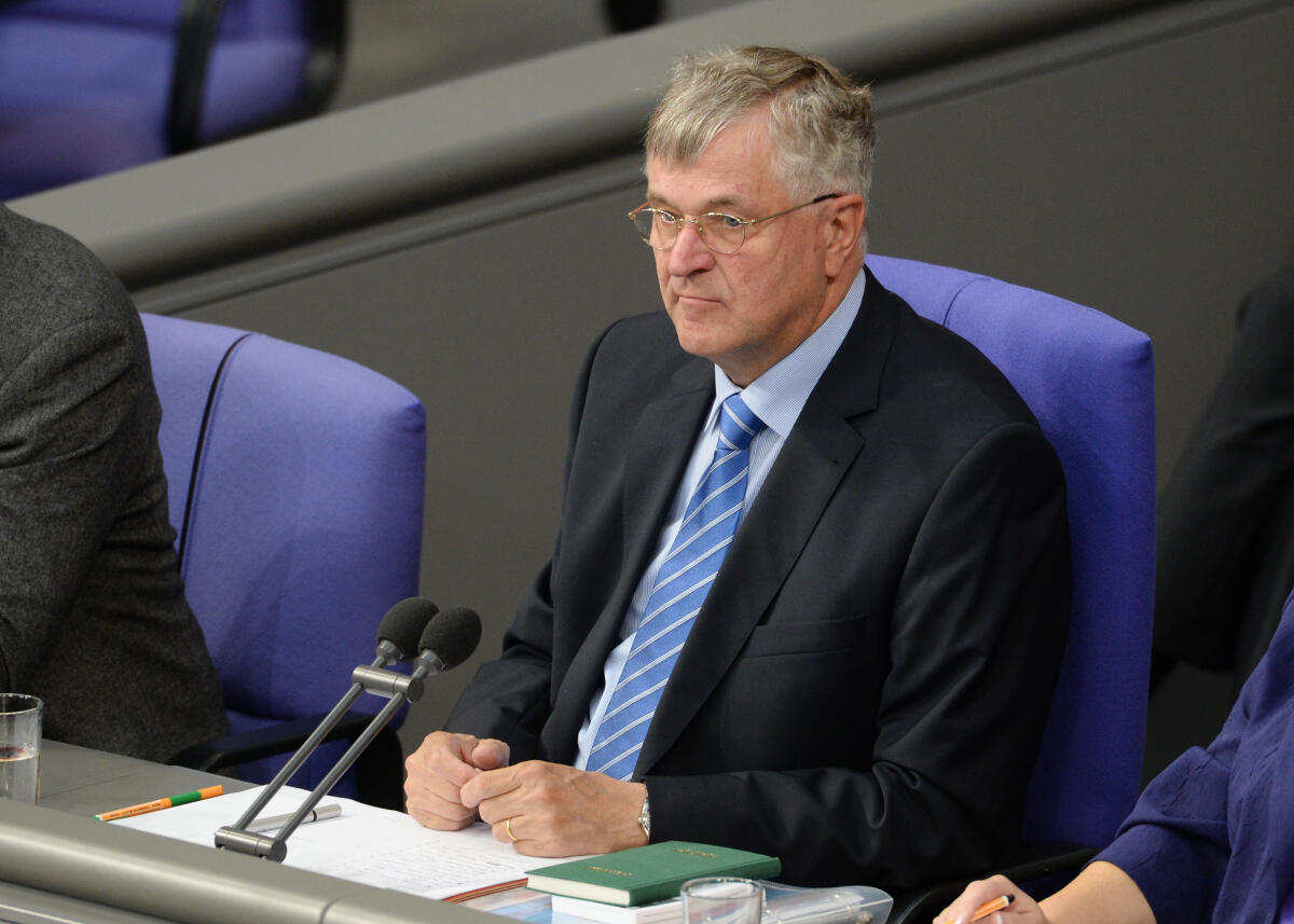 Bundestagsvizepräsident Peter Hintze, CDU/CSU, beim Vorsitz einer Bundestagssitzung im Plenarsaal des Deutschen Bundestages. Hintze, Peter Bundestagsvizepräsident Peter Hintze, CDU/CSU, beim Vorsitz einer Bundestagssitzung im Plenarsaal des Deutschen Bundestages.