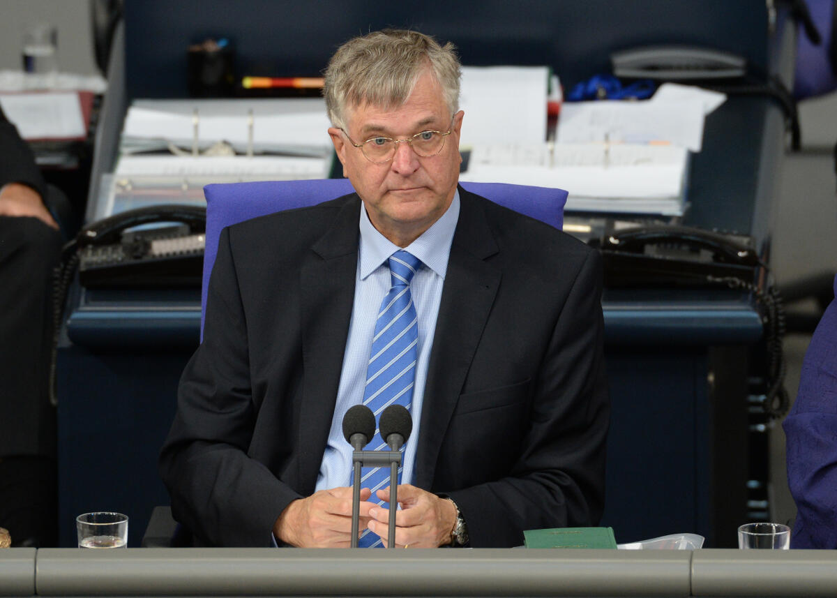 Bundestagsvizepräsident Peter Hintze, CDU/CSU, beim Vorsitz einer Bundestagssitzung im Plenarsaal des Deutschen Bundestages. Hintze, Peter Bundestagsvizepräsident Peter Hintze, CDU/CSU, beim Vorsitz einer Bundestagssitzung im Plenarsaal des Deutschen Bundestages.