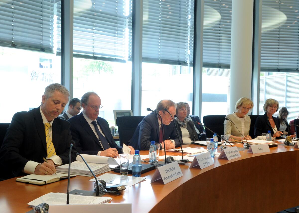 Der Ausschuss des Deutschen Bundestages für wirtschaftliche Zusammenarbeit und Entwicklung hat mit Beteiligung von Gästen (hier links im Bild) eine Ausschusssitzung. Diese, an der die Parl. Staatssekretärin Gudrun Kopp, (2.v.re), FDP, teilnimmt, wird von der Vorsitzenden Dagmar Wöhrl, (re), CDU/CSU, geleitet.; Übersicht. Kopp, Gudrun; Wöhrl, Dagmar G. Der Ausschuss des Deutschen Bundestages für wirtschaftliche Zusammenarbeit und Entwicklung hat mit Beteiligung von Gästen (hier links im Bild) eine Ausschusssitzung. Diese, an der die Parl. Staatssekretärin Gudrun Kopp, (2.v.re), FDP, teilnimmt, wird von der Vorsitzenden Dagmar Wöhrl, (re), CDU/CSU, geleitet.; Übersicht.