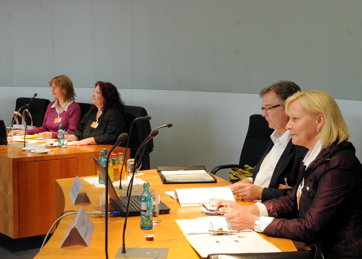 Mitglieder (hier im Bild) des Vereins für Artgerechte TierGesundheit e. V. sind zu einem Berichterstattergespräch zu Gast im Ausschuss des Deutschen Bundestages für Ernährung, Landwirtschaft und Verbraucherschutz. Dieses wird vom Vorsitzenden des Ausschusses, Hans-Michael Goldmann, FDP, geleitet.