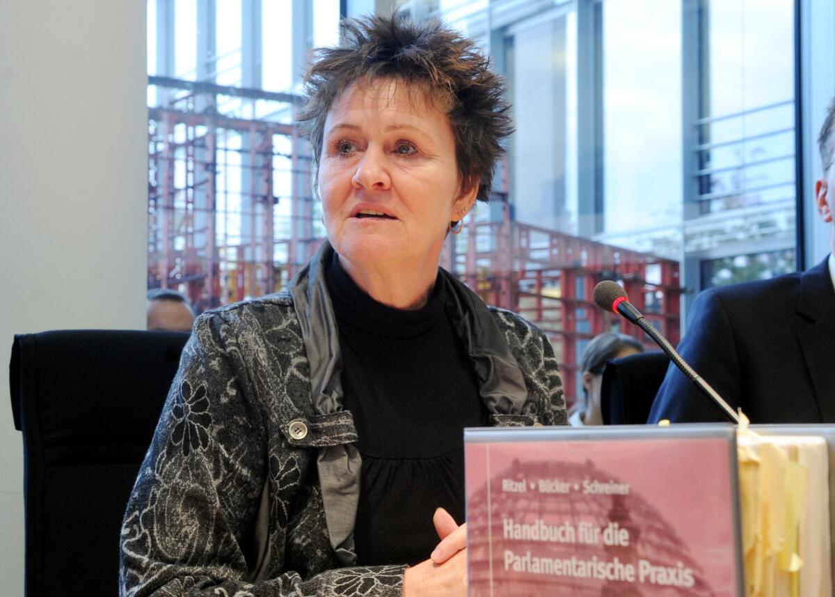 Der Ausschuss des Deutschen Bundestages für Arbeit und Soziales wählt Sabine Zimmermann, (hier im Bild), DIE LINKE, in seinem ersten Tagesordnungspunkt zur neuen Vorsitzenden. Die Wahl führt Max Straubinger, stellvertretender Vorsitzender, CDU/CSU, durch. Zimmermann, Sabine Der Ausschuss des Deutschen Bundestages für Arbeit und Soziales wählt Sabine Zimmermann, (hier im Bild), DIE LINKE, in seinem ersten Tagesordnungspunkt zur neuen Vorsitzenden. Die Wahl führt Max Straubinger, stellvertretender Vorsitzender, CDU/CSU, durch.
