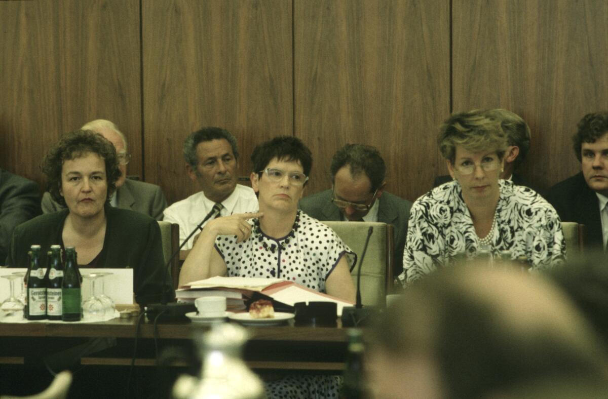 Süssmuth, Rita; Bergmann-Pohl, Sabine; Däubler-Gmelin, Herta Gemeinsame Sitzung des Ausschusses für Deutsche Einheit von Bundestag und Volkskammer im Bundeshaus am 26.7.1990 unter der Leitung von Bundestagspräsidentin Prof. Dr. Rita Süssmuth (CDU) und Volkskammer-Präsidentin Sabine Bergmann-Pohl (CDU). Links: Herta Däubler-Gmelin, MdB und stellvertretende Vorsitzende der SPD-Bundestagsfraktion.; Ausschuss, Ausschusssitzung, Deutsche, Einheit, Bundestagspräsidentin, Volkskammer-Präsidentin