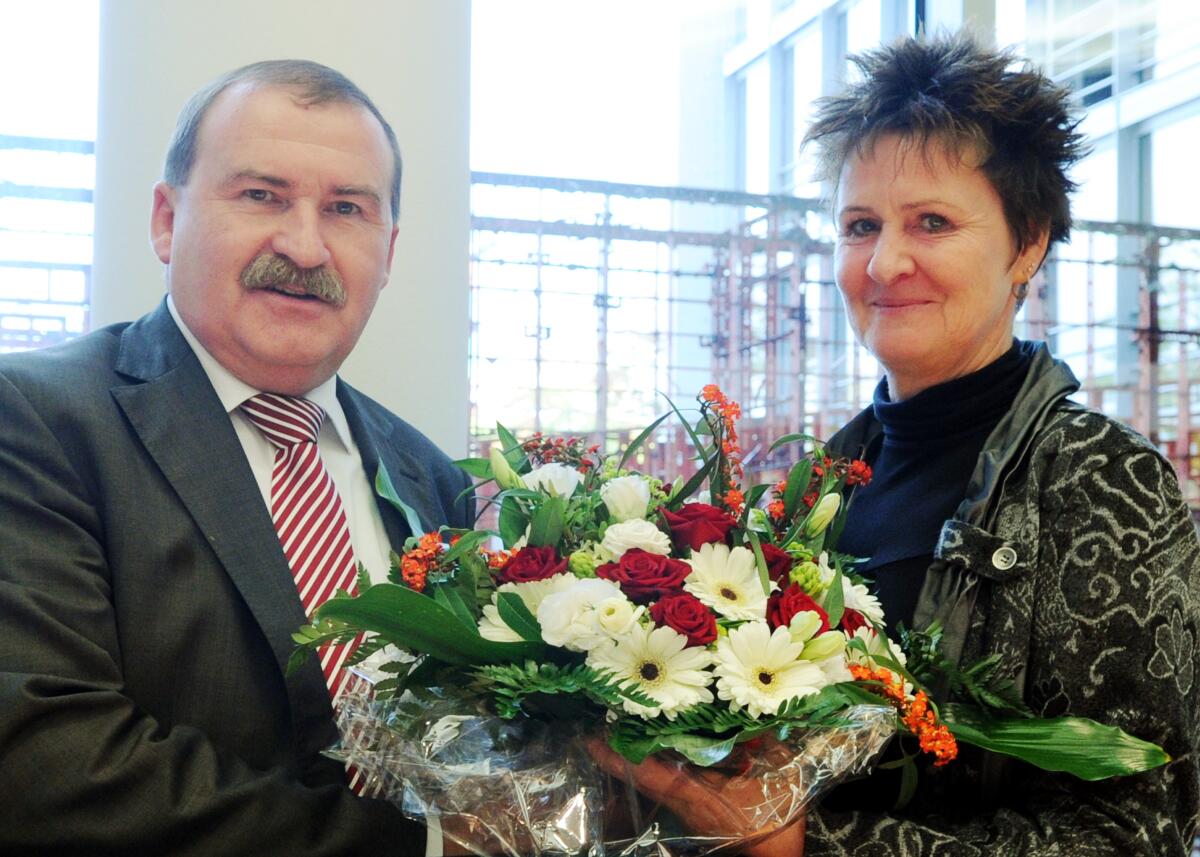 Der Ausschuss des Deutschen Bundestages für Arbeit und Soziales wählt Sabine Zimmermann, DIE LINKE, in seinem ersten Tagesordnungspunkt zur neuen Vorsitzenden. Die Wahl führt Max Straubinger, stellvertretender Vorsitzender, CDU/CSU, durch. Hier werden Blumen überreicht. Straubinger, Max; Zimmermann, Sabine Der Ausschuss des Deutschen Bundestages für Arbeit und Soziales wählt Sabine Zimmermann, DIE LINKE, in seinem ersten Tagesordnungspunkt zur neuen Vorsitzenden. Die Wahl führt Max Straubinger, stellvertretender Vorsitzender, CDU/CSU, durch. Hier werden Blumen überreicht.
