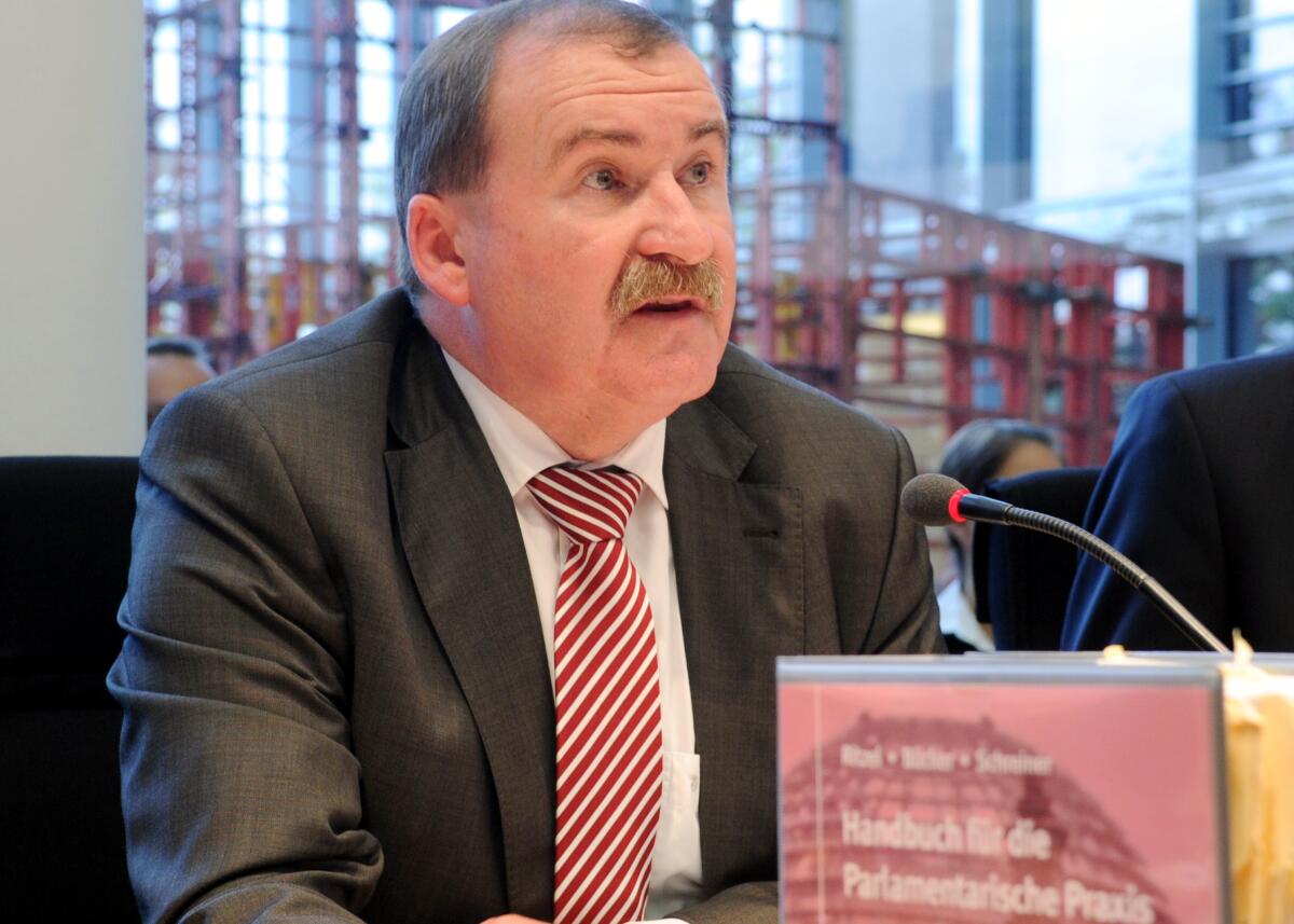 Der Ausschuss des Deutschen Bundestages für Arbeit und Soziales wählt Sabine Zimmermann, DIE LINKE, in seinem ersten Tagesordnungspunkt zur neuen Vorsitzenden. Die Wahl führt Max Straubinger, (hier im Bild), stellvertretender Vorsitzender, CDU/CSU, durch. Den zweiten Tagesordnungspunkt eröffnet Gerald Weiß. Straubinger, Max Der Ausschuss des Deutschen Bundestages für Arbeit und Soziales wählt Sabine Zimmermann, DIE LINKE, in seinem ersten Tagesordnungspunkt zur neuen Vorsitzenden. Die Wahl führt Max Straubinger, (hier im Bild), stellvertretender Vorsitzender, CDU/CSU, durch. Den zweiten Tagesordnungspunkt eröffnet Gerald Weiß.