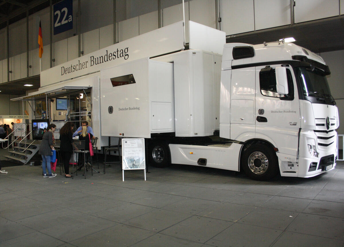 Das Infomobil des Deutschen Bundestages auf der Jugendmesse "YOU" in Halle 22 A auf dem Messegelände unter dem Funkturm in Berlin.; Truck, LKW, Infomation, Informationsmaterial, Mobile Öffentlichkeitsarbeit, Besucher, Jugendliche, Menschen, Infotruck Das Infomobil des Deutschen Bundestages auf der Jugendmesse "YOU" in Halle 22 A auf dem Messegelände unter dem Funkturm in Berlin.; Truck, LKW, Infomation, Informationsmaterial, Mobile Öffentlichkeitsarbeit, Besucher, Jugendliche, Menschen, Infotruck