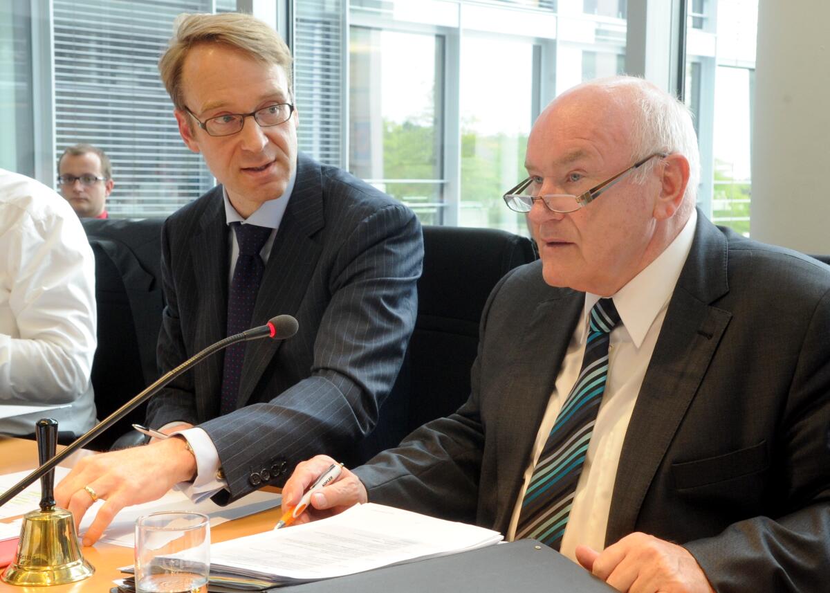 Dr. Jens Weidmann, (li), Präsident der Deutschen Bundesbank, ist zu Gast im Ausschuss des Deutschen Bundestages für Wirtschaft und Technologie. Die Ausschusssitzung wird von dem Vorsitzenden des Ausschusses, Ernst Hinsken, (re), CDU)CSU, geleitet. Hinsken, Ernst; Weidmann, Jens Dr. Jens Weidmann, (li), Präsident der Deutschen Bundesbank, ist zu Gast im Ausschuss des Deutschen Bundestages für Wirtschaft und Technologie. Die Ausschusssitzung wird von dem Vorsitzenden des Ausschusses, Ernst Hinsken, (re), CDU)CSU, geleitet.