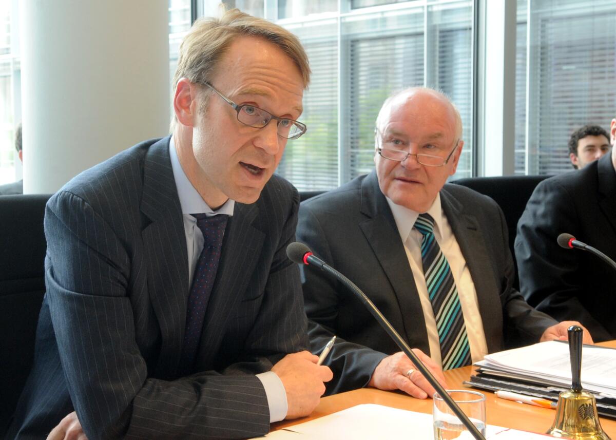 Dr. Jens Weidmann, (li), Präsident der Deutschen Bundesbank, ist zu Gast im Ausschuss des Deutschen Bundestages für Wirtschaft und Technologie. Die Ausschusssitzung wird von dem Vorsitzenden des Ausschusses, Ernst Hinsken, (re), CDU)CSU, geleitet. Hinsken, Ernst; Weidmann, Jens Dr. Jens Weidmann, (li), Präsident der Deutschen Bundesbank, ist zu Gast im Ausschuss des Deutschen Bundestages für Wirtschaft und Technologie. Die Ausschusssitzung wird von dem Vorsitzenden des Ausschusses, Ernst Hinsken, (re), CDU)CSU, geleitet.