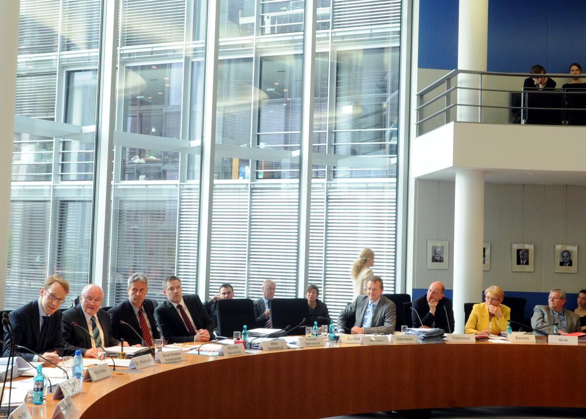 Dr. Jens Weidmann, (li), Präsident der Deutschen Bundesbank, ist zu Gast im Ausschuss des Deutschen Bundestages für Wirtschaft und Technologie. Die Ausschusssitzung wird von dem Vorsitzenden des Ausschusses, Ernst Hinsken, (2.v.li), CDU)CSU, geleitet.; Übersicht. Hinsken, Ernst; Weidmann, Jens Dr. Jens Weidmann, (li), Präsident der Deutschen Bundesbank, ist zu Gast im Ausschuss des Deutschen Bundestages für Wirtschaft und Technologie. Die Ausschusssitzung wird von dem Vorsitzenden des Ausschusses, Ernst Hinsken, (2.v.li), CDU)CSU, geleitet.; Übersicht.