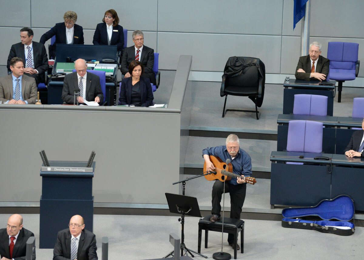 Lammert, Norbert; Biermann, Wolf Vereinbarte Debatte Friedliche Revolution - 25 Jahre nach dem Mauerfall, 64. Sitzung Deutscher Bundestag, Top 29. Bundestagspräsident Prof. Dr. Norbert Lammert, (Vorsitz), CDU/CSU, hält eine Ansprache, Liedermacher und Lyriker Wolf Biermann (mit Gitarre im Bild), einen musikalischen Vortrag. Die Bundestagsabgeordneten Gerda Hasselfeldt, CDU/CSU, Parlamentarische Staatssekretärin Iris Gleicke, SPD, Dr. Gregor Gysi, DIE LINKE, Katrin Göring-Eckardt, Bündnis 90/Die Grünen, und Arnold Vaatz, CDU/CSU, reden zu dem Thema.; Übersicht, Plenum, Plenarsaal, feierliche Debatte.