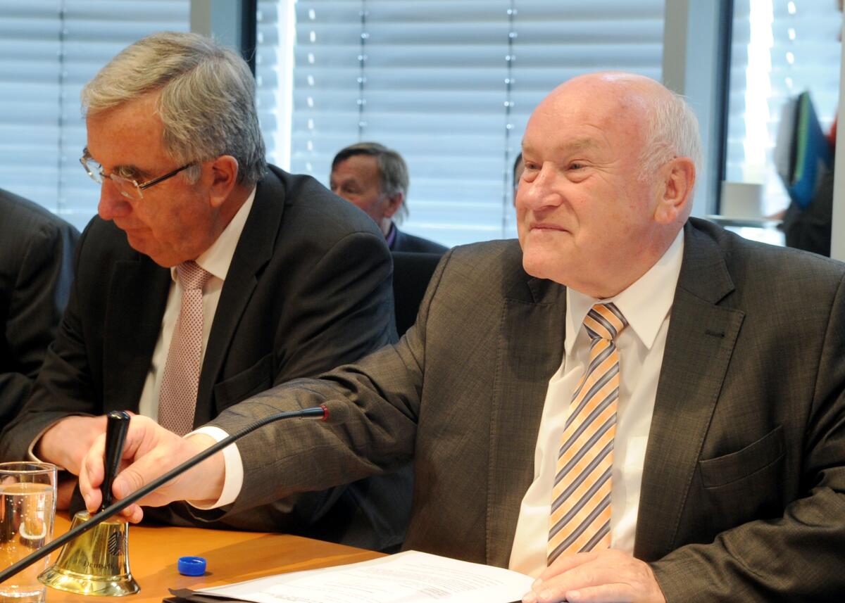 Der Ausschuss des Deutschen Bundestages für Wirtschaft und Technologie hat mit Beteiligung von Sachverständigen eine Öffentliche Anhörung zum Thema "Gesetzentwurf Änderung Kraft-Wärme-Kopplungsgesetz". Die Sitzung wird von dem Vorsitzenden des Ausschusses, Ernst Hinsken, CDU/CSU, geleitet. Links im Bild: Ernst Burgbacher, FDP, Parlamentarischer Staatssekretär.; Geste. Hinsken, Ernst; Burgbacher, Ernst Der Ausschuss des Deutschen Bundestages für Wirtschaft und Technologie hat mit Beteiligung von Sachverständigen eine Öffentliche Anhörung zum Thema "Gesetzentwurf Änderung Kraft-Wärme-Kopplungsgesetz". Die Sitzung wird von dem Vorsitzenden des Ausschusses, Ernst Hinsken, CDU/CSU, geleitet. Links im Bild: Ernst Burgbacher, FDP, Parlamentarischer Staatssekretär.; Geste.