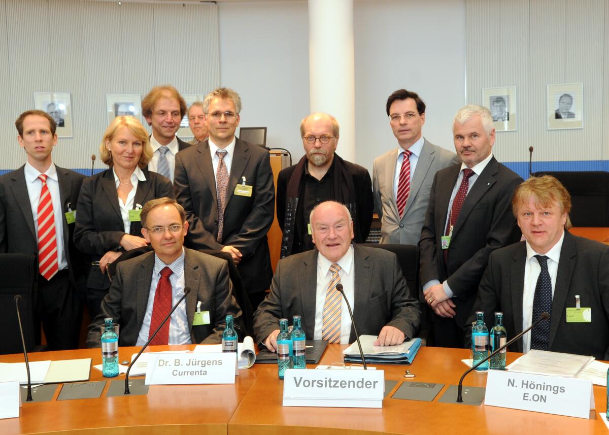Der Ausschuss des Deutschen Bundestages für Wirtschaft und Technologie hat mit Beteiligung von Sachverständigen (hier im Bild) eine Öffentliche Anhörung zum Thema "Gesetzentwurf Änderung Kraft-Wärme-Kopplungsgesetz". Die Sitzung wird von dem Vorsitzenden des Ausschusses, Ernst Hinsken, (sitzend mitte), CDU/CSU, geleitet.; Gruppenfoto. Hinsken, Ernst Der Ausschuss des Deutschen Bundestages für Wirtschaft und Technologie hat mit Beteiligung von Sachverständigen (hier im Bild) eine Öffentliche Anhörung zum Thema "Gesetzentwurf Änderung Kraft-Wärme-Kopplungsgesetz". Die Sitzung wird von dem Vorsitzenden des Ausschusses, Ernst Hinsken, (sitzend mitte), CDU/CSU, geleitet.; Gruppenfoto.