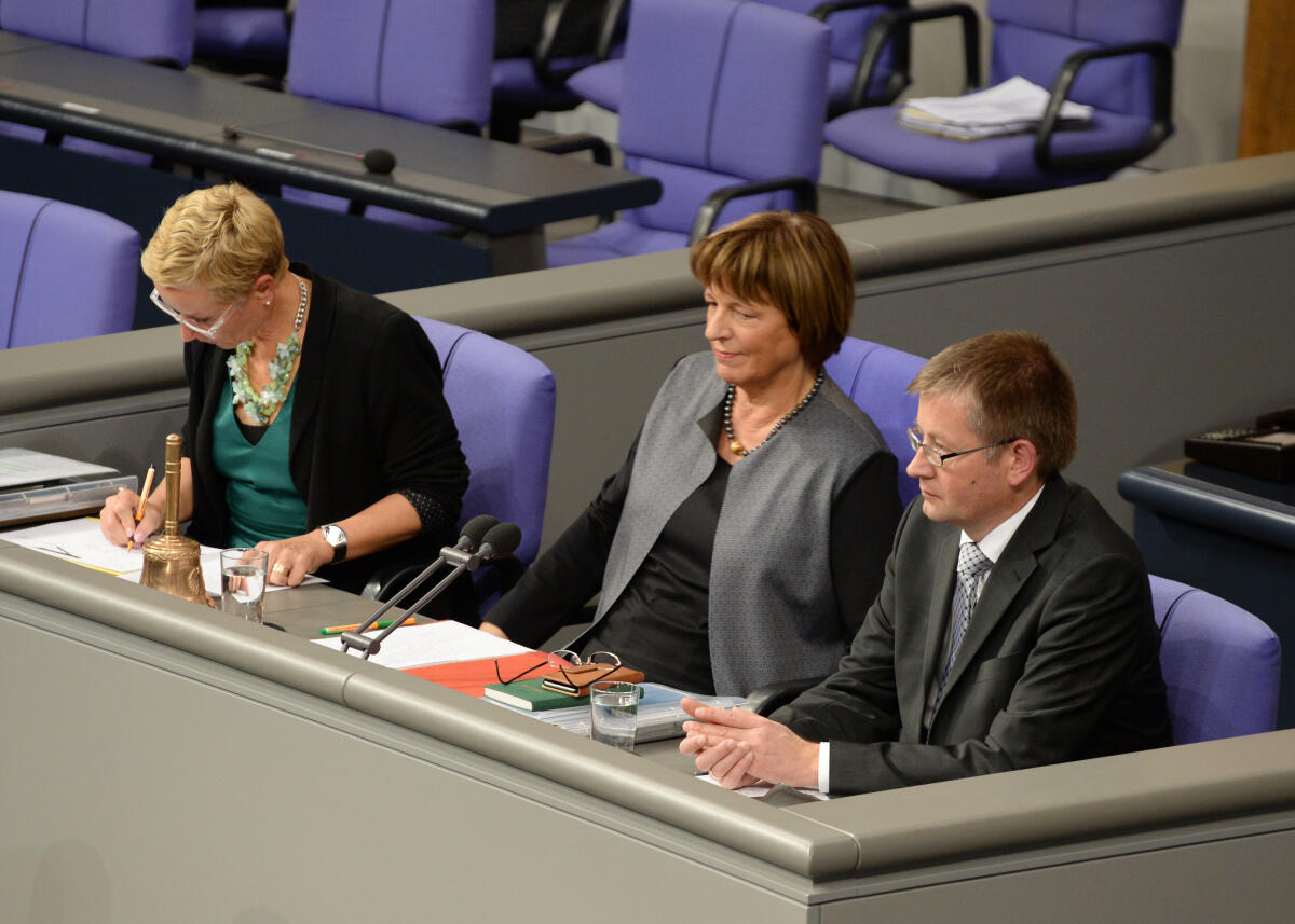 Schriftführer: Burkhard Blienert, (re), SPD, Elisabeth Scharfenberg, (li), Bündnis 90/Die Grünen, Vorsitz: Bundestagsvizepräsidentin Ulla Schmidt, SPD. Blienert, Burkhard; Schmidt, Ulla; Scharfenberg, Elisabeth Schriftführer: Burkhard Blienert, (re), SPD, Elisabeth Scharfenberg, (li), Bündnis 90/Die Grünen, Vorsitz: Bundestagsvizepräsidentin Ulla Schmidt, SPD.