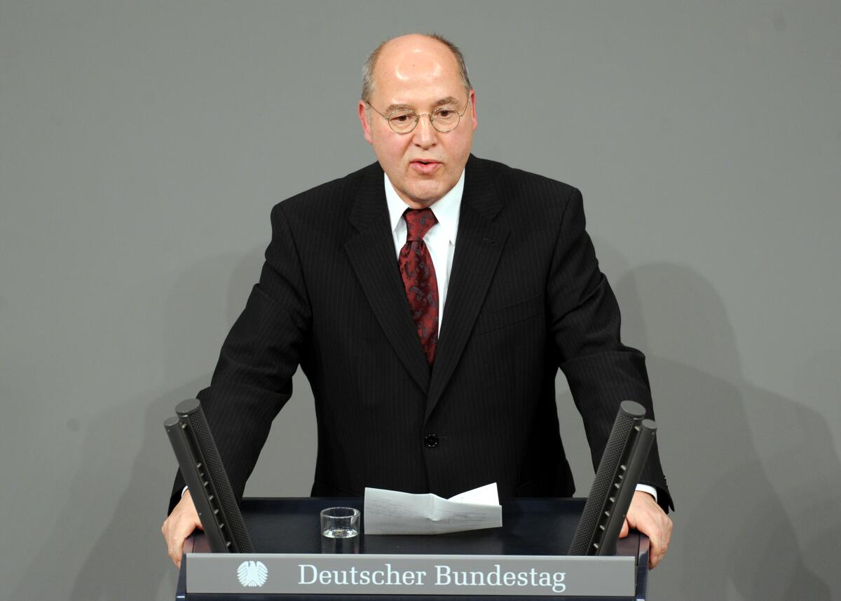 50. Jahrestag der Unterzeichnung des Élysée-Vertrages. Hier Dr. Gregor Gysi, DIE LINKE, Vorsitzender der Fraktion DIE LINKE, bei seiner Rede anlässlich "50 Jahre Élysée-Vertrag" im Plenarssal des Deutschen Bundestages.; Rednerpult, Mikrofon. Gysi, Gregor 50. Jahrestag der Unterzeichnung des Élysée-Vertrages. Hier Dr. Gregor Gysi, DIE LINKE, Vorsitzender der Fraktion DIE LINKE, bei seiner Rede anlässlich "50 Jahre Élysée-Vertrag" im Plenarssal des Deutschen Bundestages.; Rednerpult, Mikrofon.