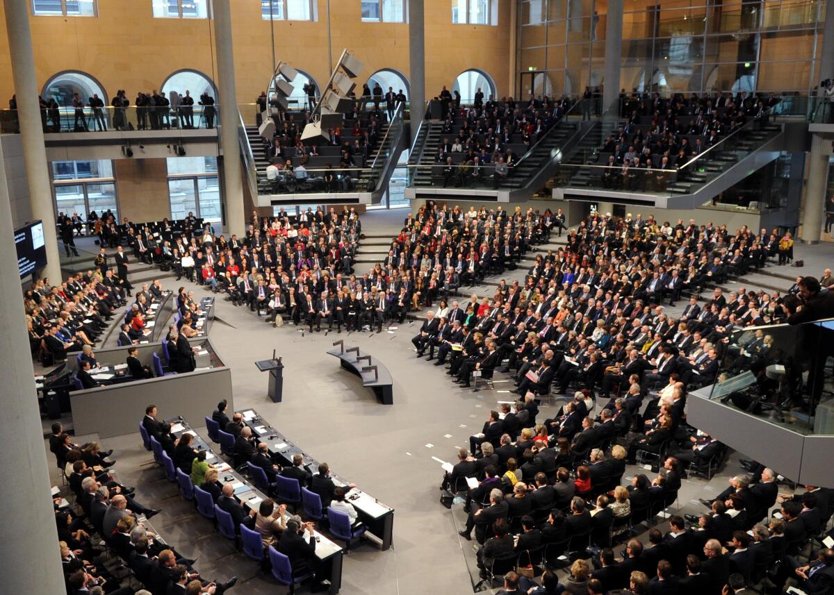 50. Jahrestag der Unterzeichnung des Élysée-Vertrages. Hier eine Übersicht in den Plenarsaal des Deutschen Bundestages im Reichstagsgebäude. 50. Jahrestag der Unterzeichnung des Élysée-Vertrages. Hier eine Übersicht in den Plenarsaal des Deutschen Bundestages im Reichstagsgebäude.