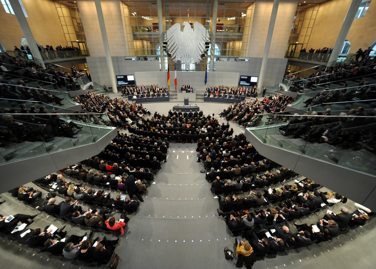 50. Jahrestag der Unterzeichnung des Élysée-Vertrages. Hier eine Übersicht in den Plenarsaal des Deutschen Bundestages im Reichstagsgebäude.; Bundesadler. 50. Jahrestag der Unterzeichnung des Élysée-Vertrages. Hier eine Übersicht in den Plenarsaal des Deutschen Bundestages im Reichstagsgebäude.; Bundesadler.