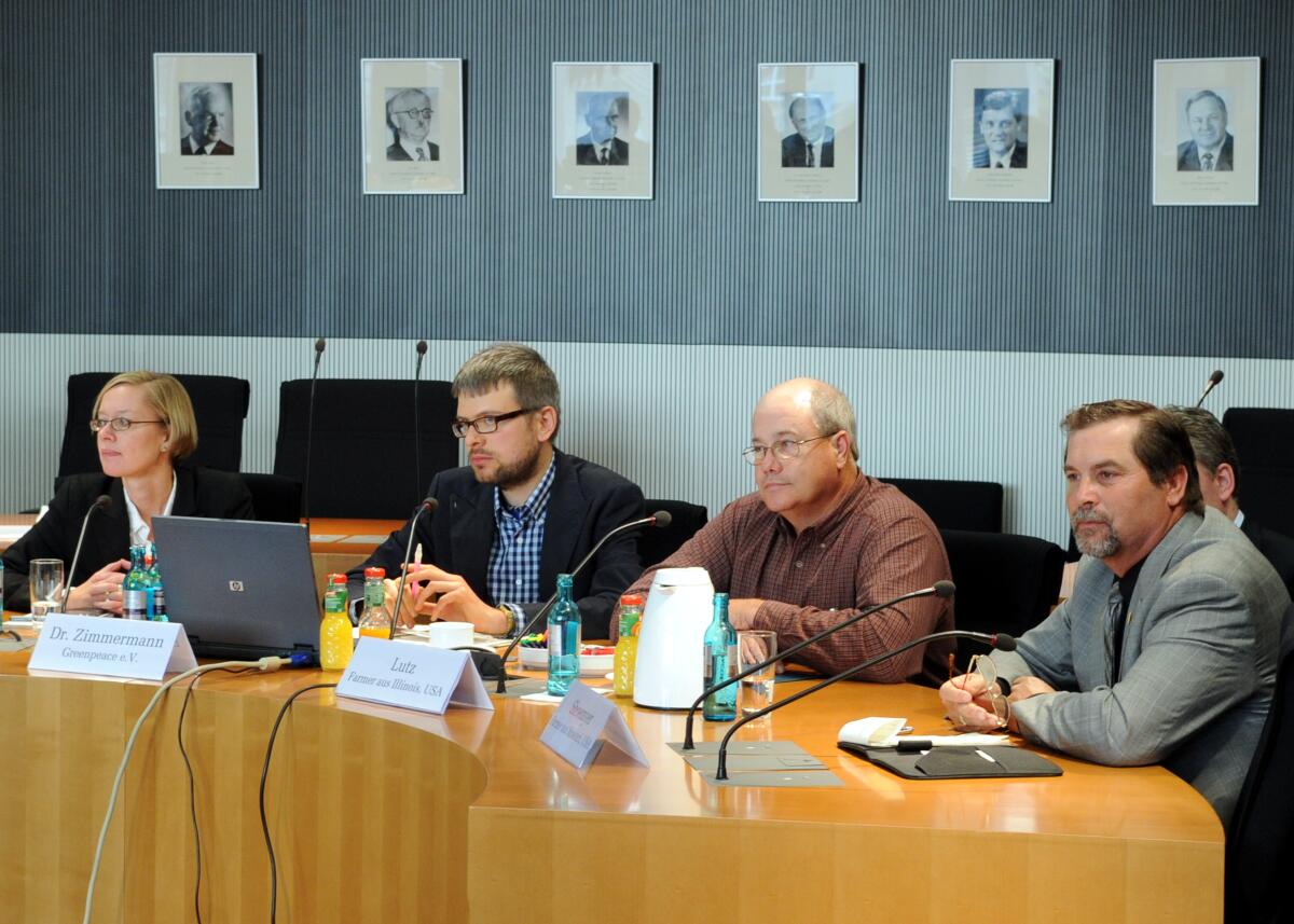  Der Ausschuss des Deutschen Bundestages für Ernährung, Landwirtschaft und Verbarucherschutz, hat unter der Leitung des Vorsitzenden Hans-Michael Goldmann, FDP, ein Berichterstattergepräch mit Vertretern von Greenpeace e. V. und dem BfR (hier im Bild).; Übersicht.