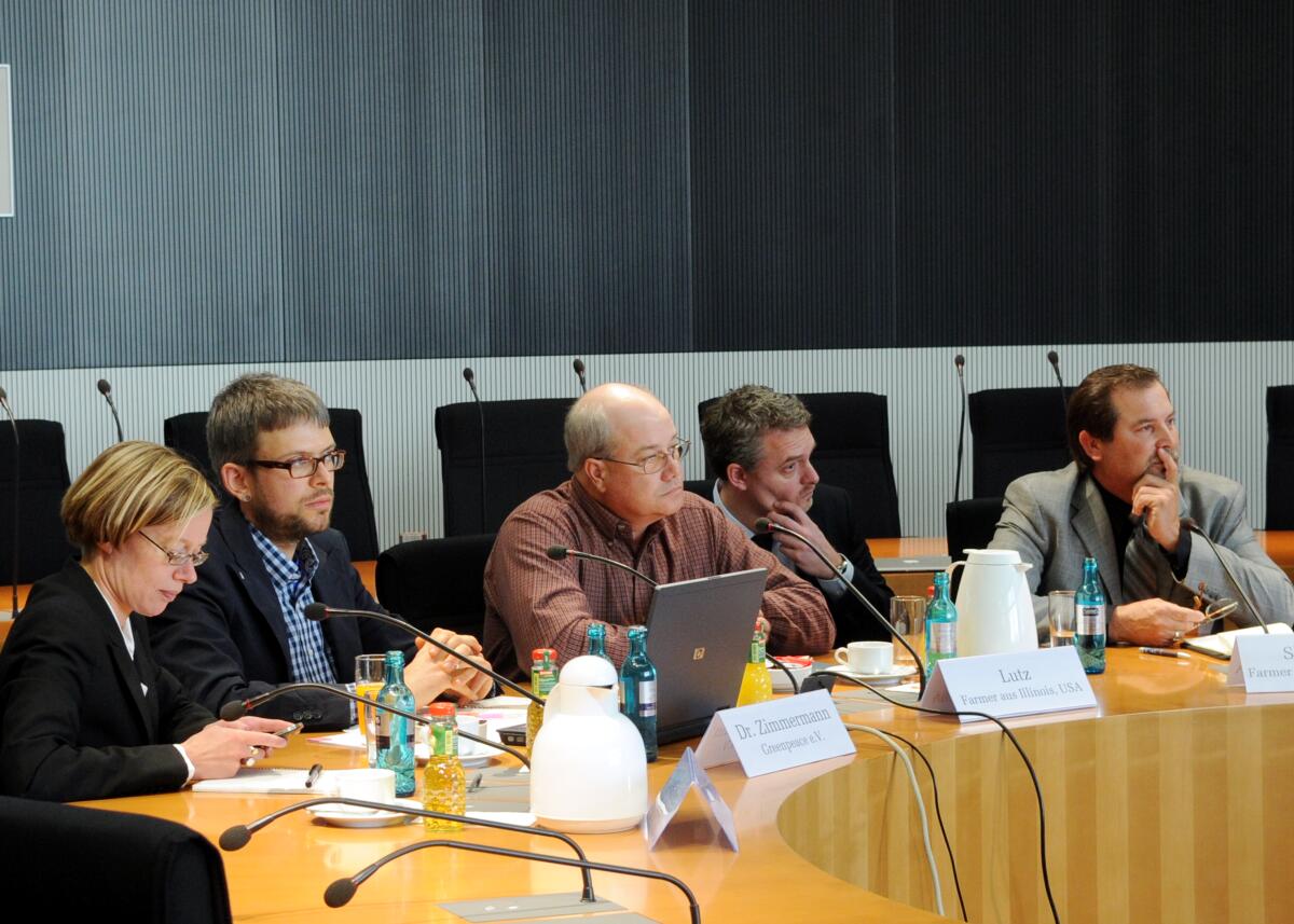  Der Ausschuss des Deutschen Bundestages für Ernährung, Landwirtschaft und Verbarucherschutz, hat unter der Leitung des Vorsitzenden Hans-Michael Goldmann, FDP, ein Berichterstattergepräch mit Vertretern von Greenpeace e. V. und dem BfR (hier im Bild).; Übersicht.