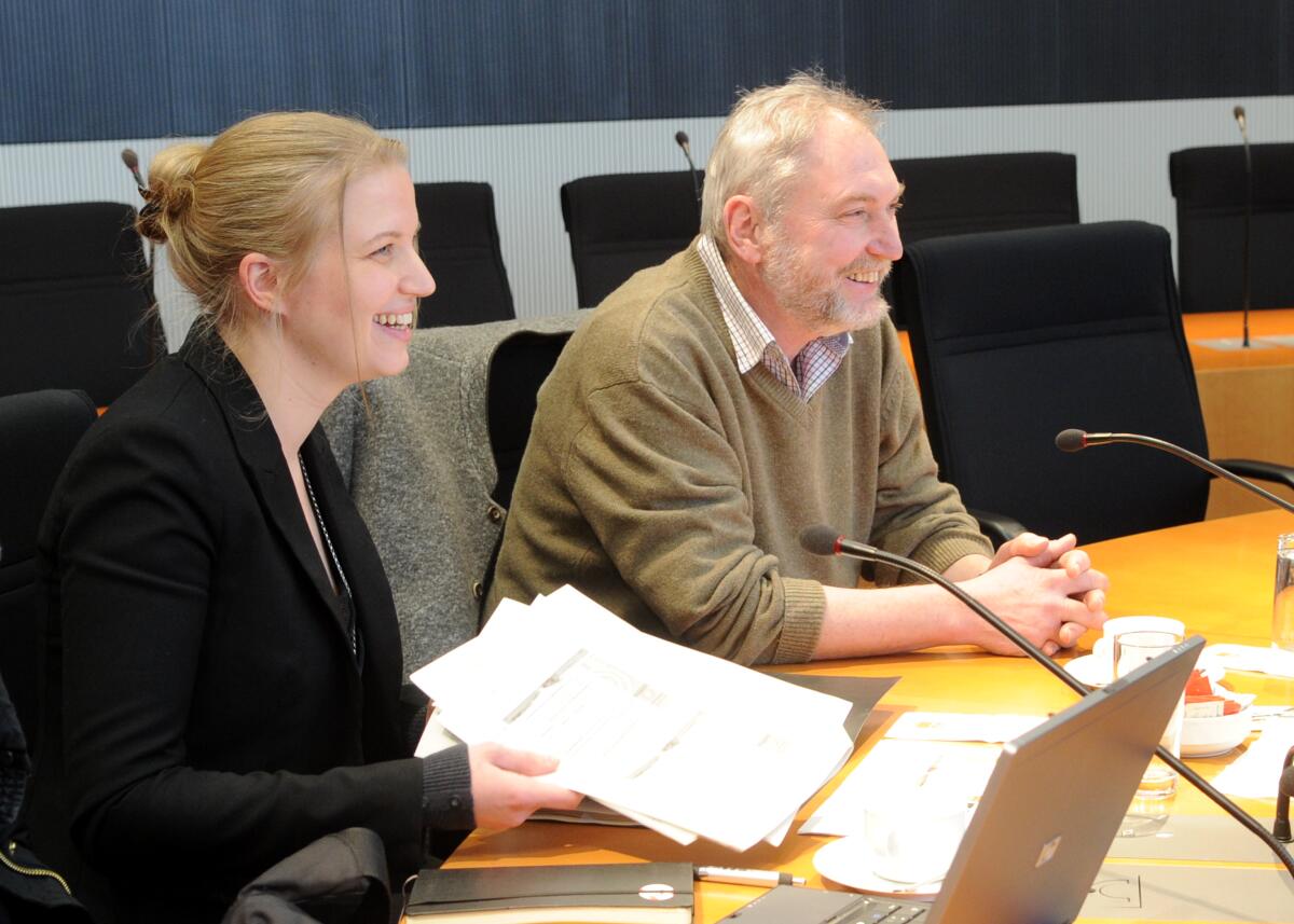 Sindel, Heiner; Sindel, Ilonka Der Ausschuss des Deutschen Bundestages für Ernährung, Landwirtschaft und Verbraucherschutz hat unter der Leitung seines Vorsitzenden Hans-Michael Goldmann, FDP, und mit Beteiligung von Ilonka und Heiner Sindel (hier im Bild) vom Bundesverband Regionalbewegung e. V. ein Berichterstattergespräch.