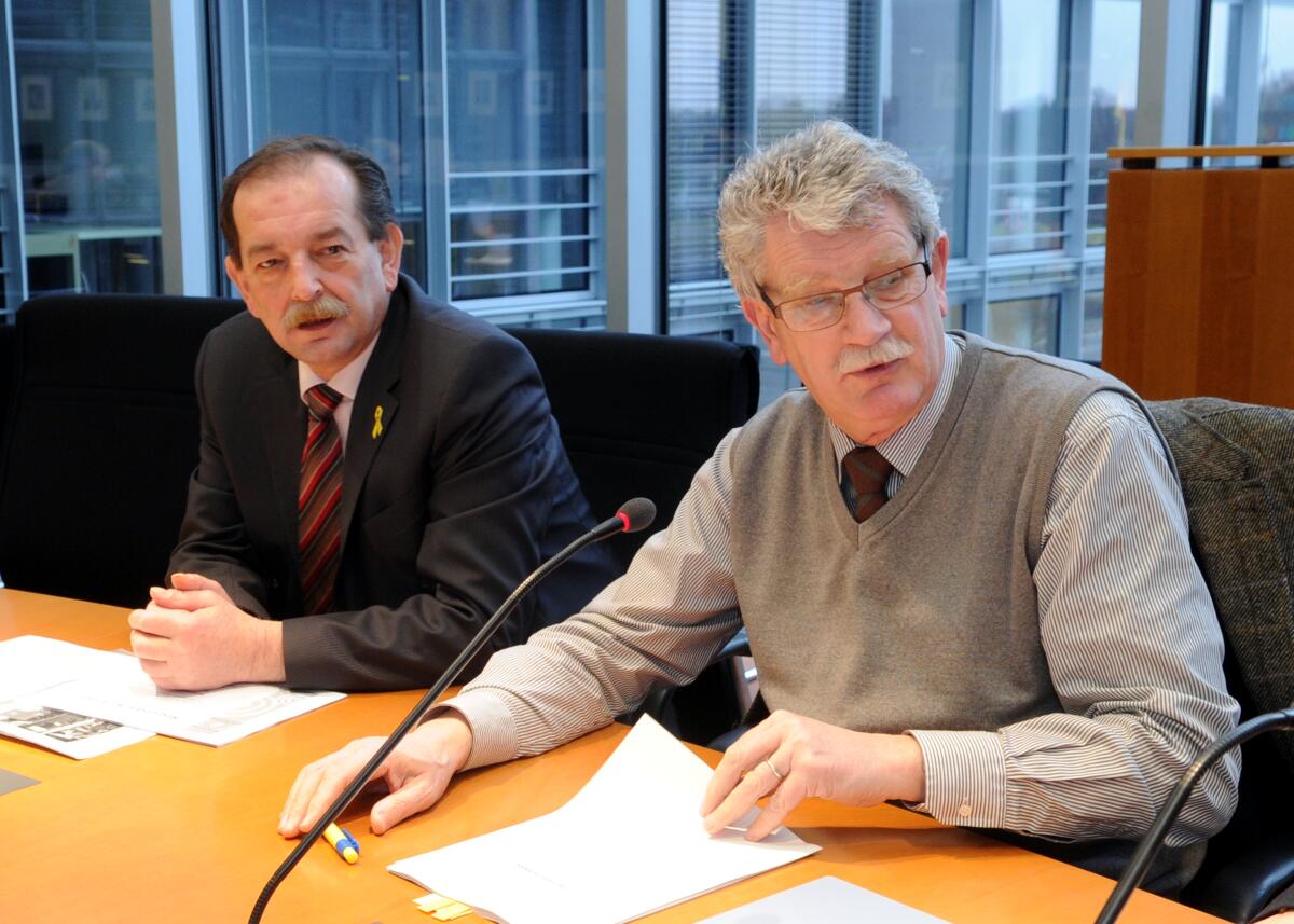 Goldmann, Hans-Michael; Erdel, Rainer Der Ausschuss des Deutschen Bundestages für Ernährung, Landwirtschaft und Verbraucherschutz hat unter der Leitung seines Vorsitzenden Hans-Michael Goldmann, (re), FDP, hier mit Rainer Erdel, (li), FDP, Mitglied Deutscher Bundestag und des Ausschusses, und mit Beteiligung von Ilonka und Heiner Sindel vom Bundesverband Regionalbewegung e. V. ein Berichterstattergespräch.