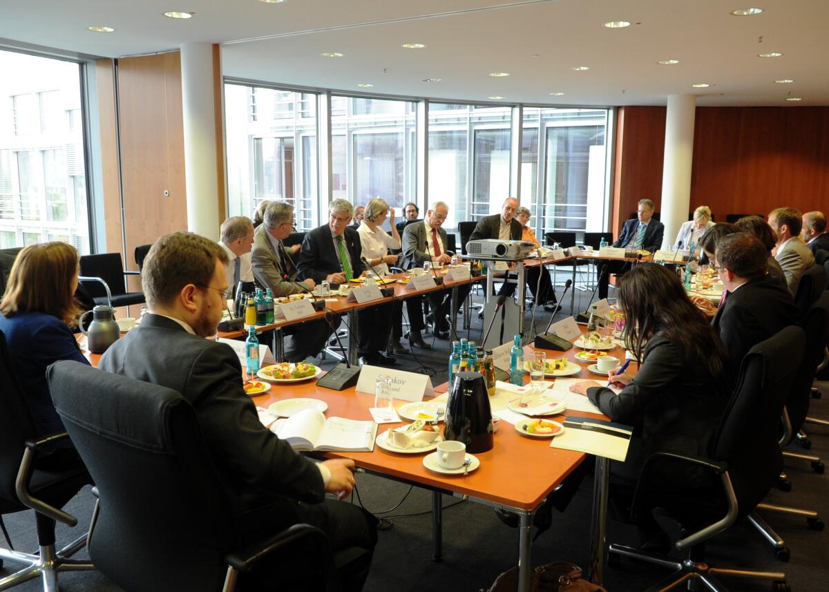 Goldmann, Hans-Michael Der Ausschuss des Deutschen Bundestages für Ernährung, Landwirtschaft und Verbraucherschutz hat unter der Leitung seines Vorsitzenden Hans-Michael Goldmann, FDP, sowie weiterer Mitglieder des Deutschen Bundestages und des Ausschusses ein Berichterstattergepräch mit Mitgliedern des  Clubs der Agrardiplomaten.; Übersicht.
