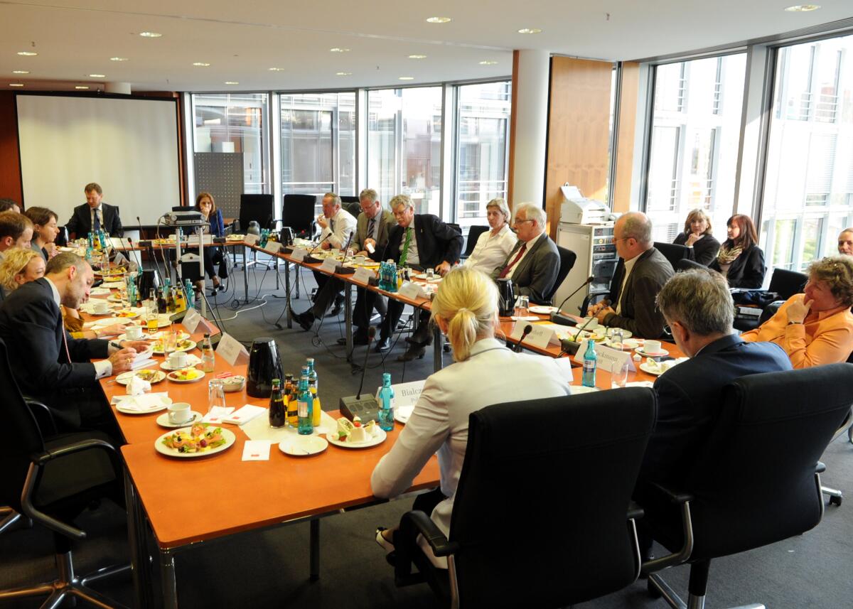 Der Ausschuss des Deutschen Bundestages für Ernährung, Landwirtschaft und Verbraucherschutz hat unter der Leitung seines Vorsitzenden Hans-Michael Goldmann, FDP, sowie weiterer Mitglieder des Deutschen Bundestages und des Ausschusses ein Berichterstattergepräch mit Mitgliedern des Clubs der Agrardiplomaten.; Übersicht. Goldmann, Hans-Michael Der Ausschuss des Deutschen Bundestages für Ernährung, Landwirtschaft und Verbraucherschutz hat unter der Leitung seines Vorsitzenden Hans-Michael Goldmann, FDP, sowie weiterer Mitglieder des Deutschen Bundestages und des Ausschusses ein Berichterstattergepräch mit Mitgliedern des Clubs der Agrardiplomaten.; Übersicht.