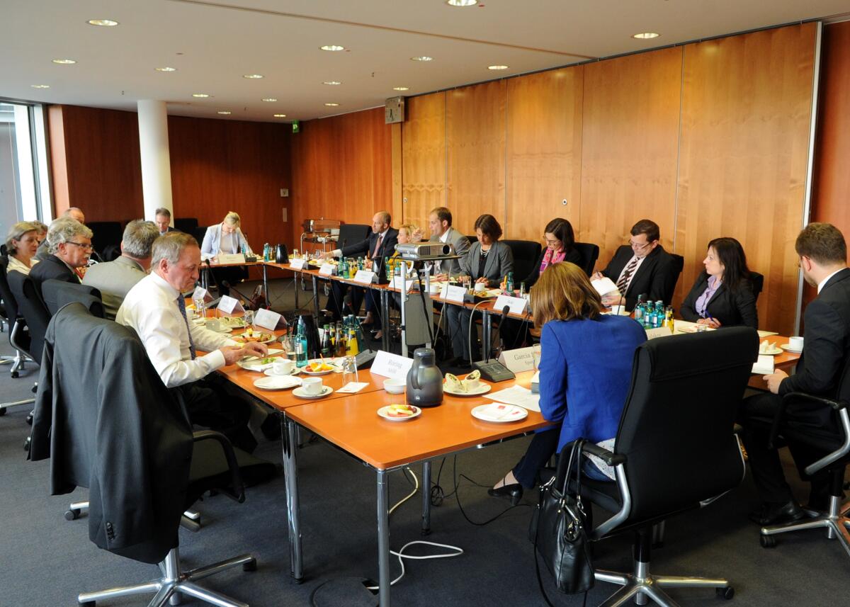 Der Ausschuss des Deutschen Bundestages für Ernährung, Landwirtschaft und Verbraucherschutz hat unter der Leitung seines Vorsitzenden Hans-Michael Goldmann, FDP, sowie weiterer Mitglieder des Deutschen Bundestages und des Ausschusses ein Berichterstattergepräch mit Mitgliedern des Clubs der Agrardiplomaten.; Übersicht. Goldmann, Hans-Michael Der Ausschuss des Deutschen Bundestages für Ernährung, Landwirtschaft und Verbraucherschutz hat unter der Leitung seines Vorsitzenden Hans-Michael Goldmann, FDP, sowie weiterer Mitglieder des Deutschen Bundestages und des Ausschusses ein Berichterstattergepräch mit Mitgliedern des Clubs der Agrardiplomaten.; Übersicht.