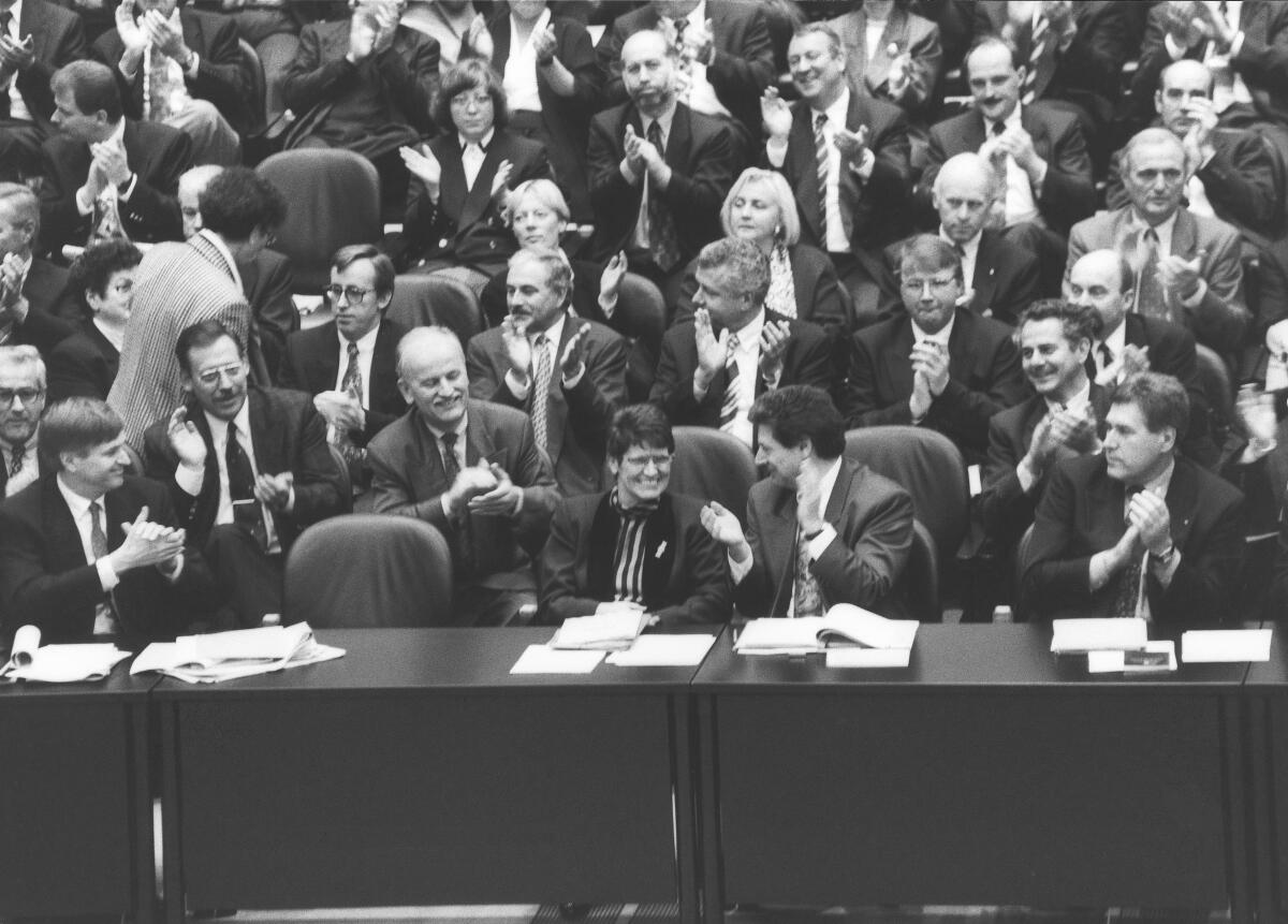 Konstituierende Sitzung der 13. Wahlperiode des Deutschen Bundestages am 10. November 1994 in Berlin. Bundestagspräsidentin Prof. Dr. Rita Süßmuth im Plenarsaal. Beifall der Abgeordneten.; Plenum, Plenarsaal, Bundestagspräsidentin, Bundestagsabgeordnete, Abgeordnete, Beifall, lachen, lachend Süssmuth, Rita Konstituierende Sitzung der 13. Wahlperiode des Deutschen Bundestages am 10. November 1994 in Berlin. Bundestagspräsidentin Prof. Dr. Rita Süßmuth im Plenarsaal. Beifall der Abgeordneten.; Plenum, Plenarsaal, Bundestagspräsidentin, Bundestagsabgeordnete, Abgeordnete, Beifall, lachen, lachend